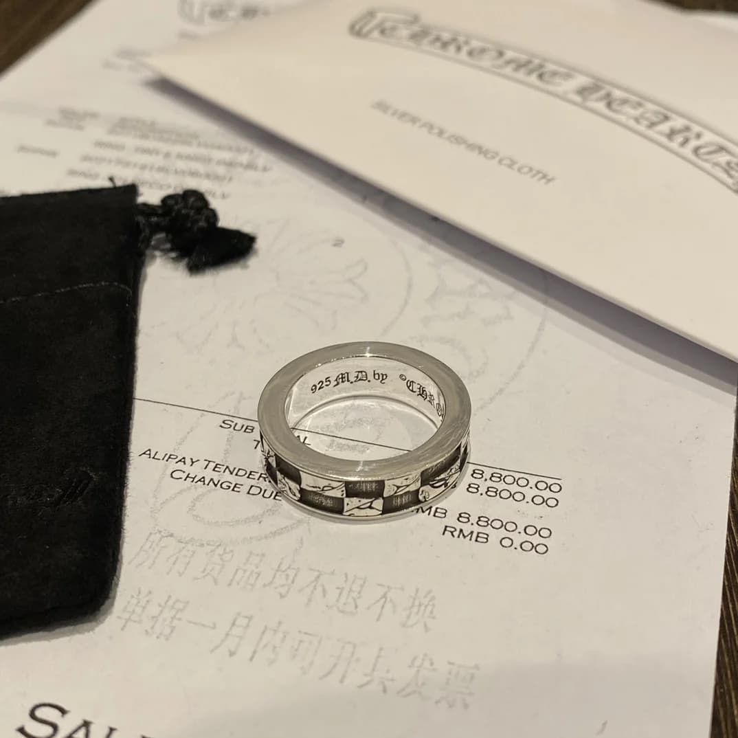 Вид сверху на серебряное кольцо Chrome Hearts с чернением
