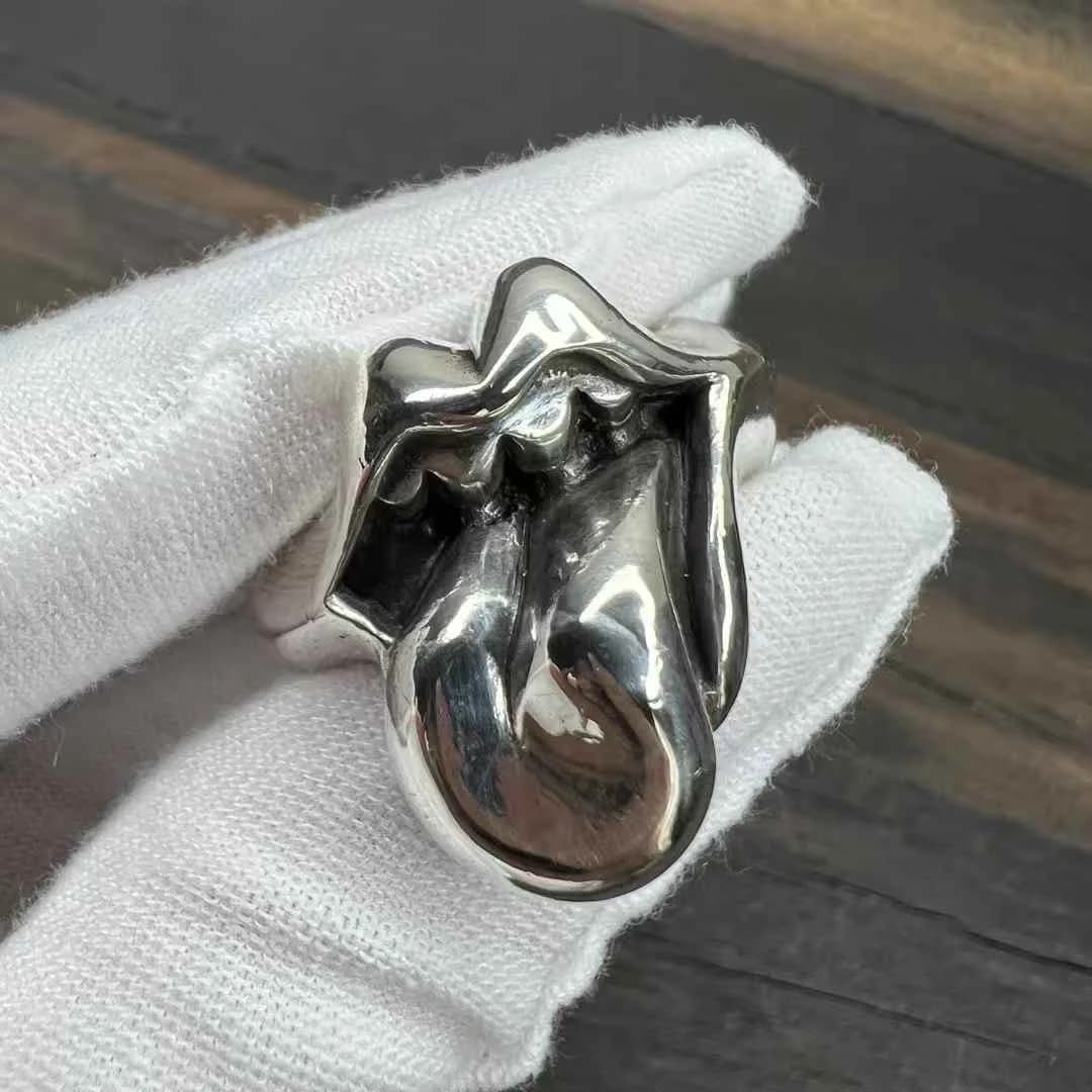 Крупный план кольца Chrome Hearts Lips & Tongue в руке в белой перчатке