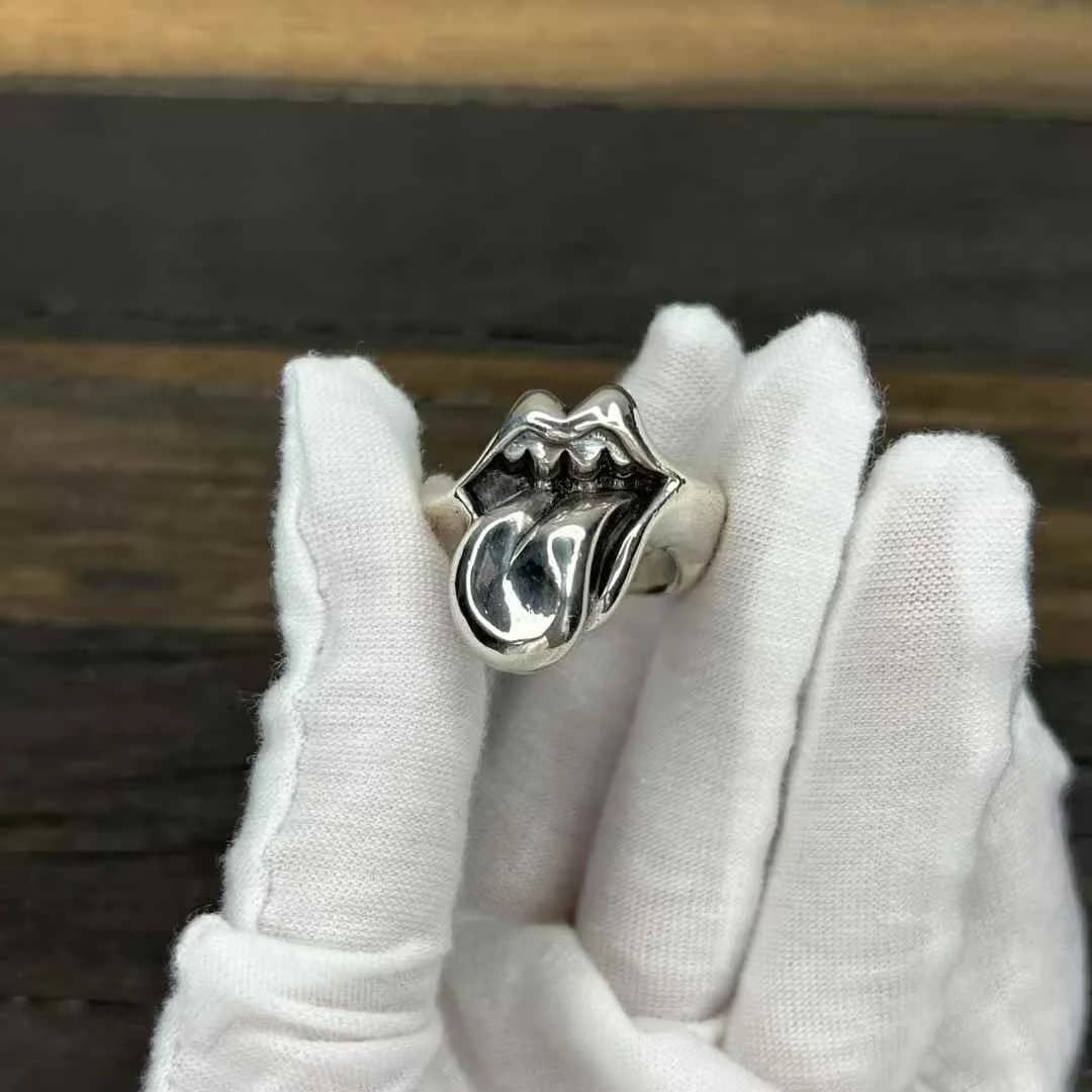 Серебряное кольцо Chrome Hearts Lips & Tongue в руке в белой перчатке