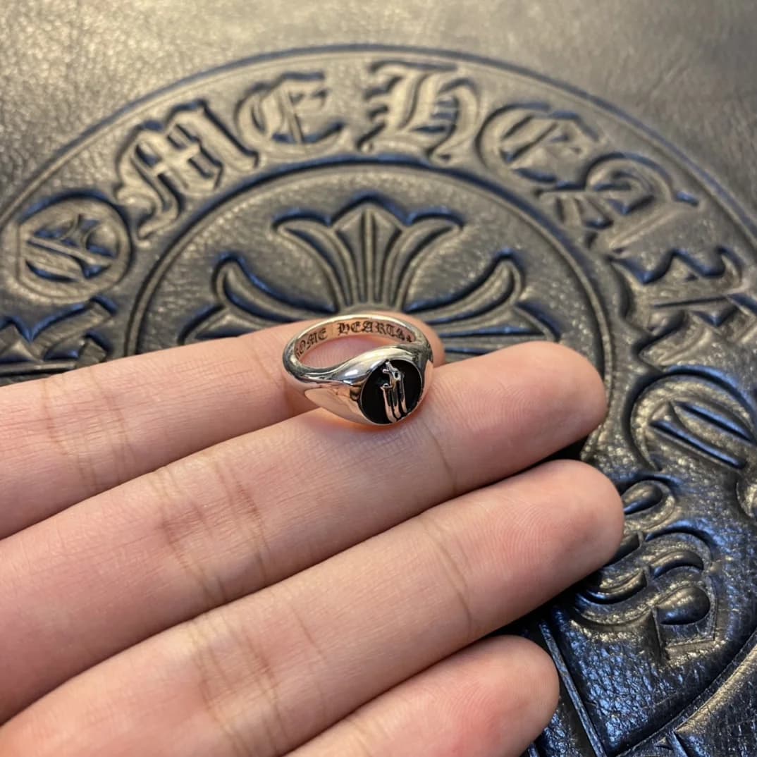 Серебряное кольцо-печатка Chrome Hearts 3RS Signet с гравировкой кинжала на руке