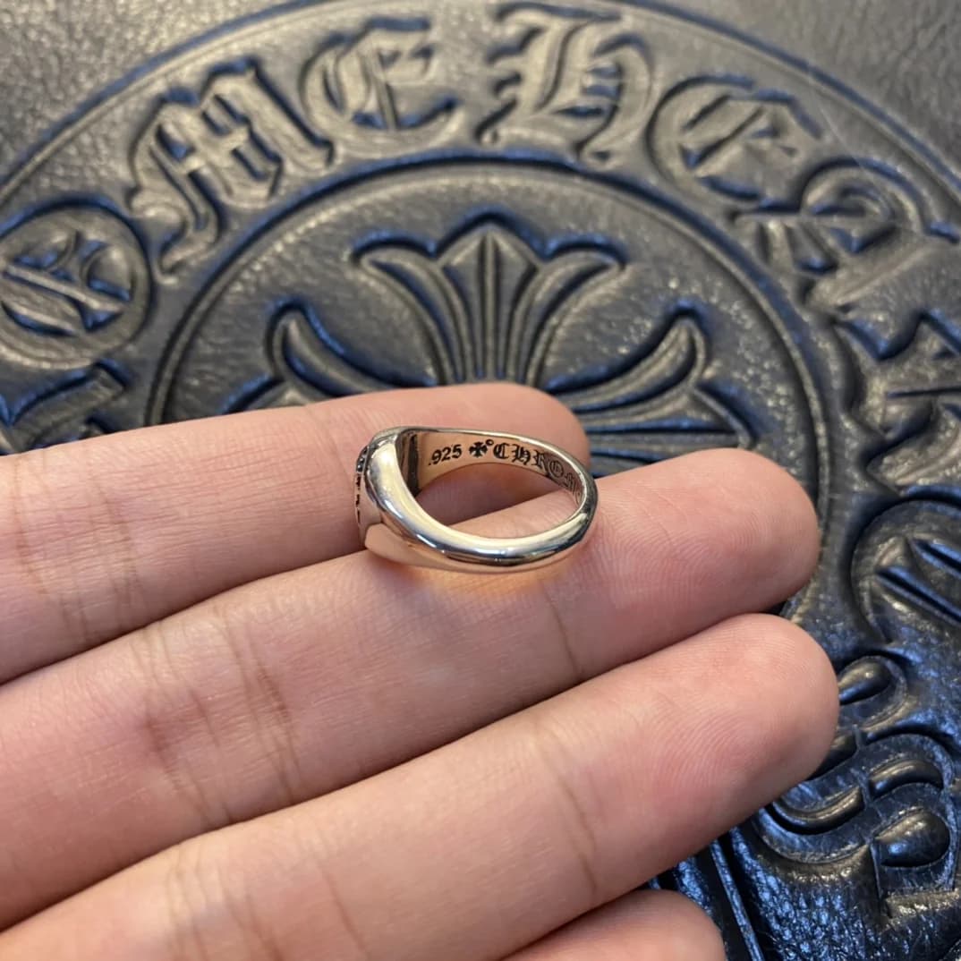 Внутренняя сторона кольца Chrome Hearts 3RS Signet с гравировкой 925 пробы