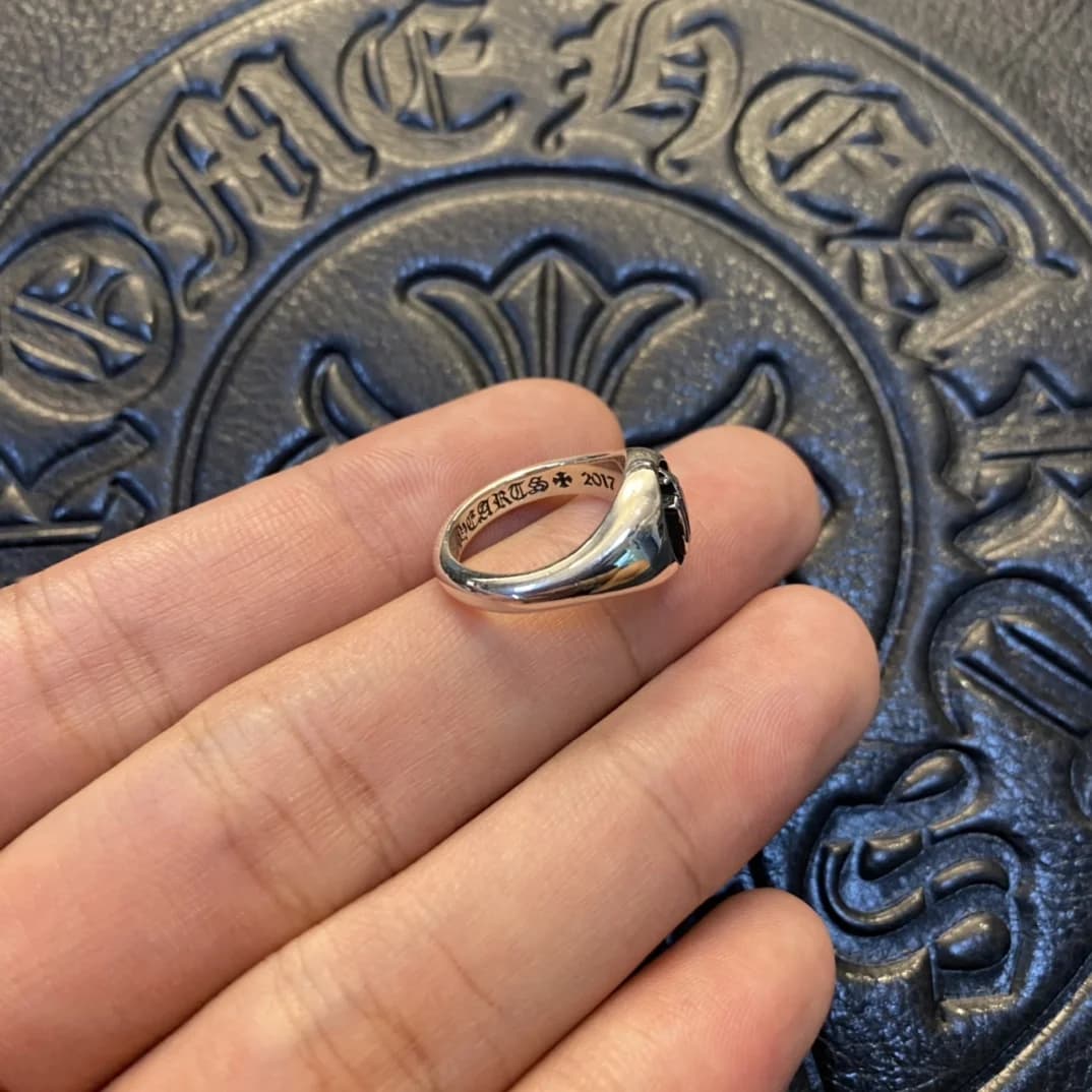 Гравировка бренда Chrome Hearts на внутренней стороне серебряного кольца 3RS Signet