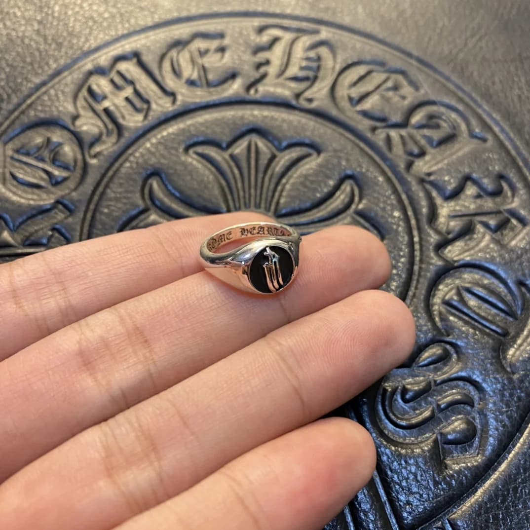 Кольцо Chrome Hearts 3RS Signet из стерлингового серебра крупным планом