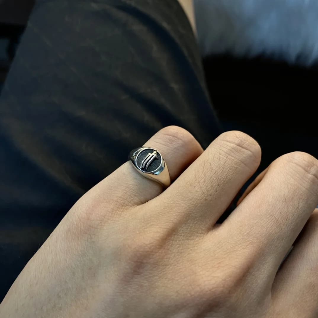 Серебряное кольцо Chrome Hearts 3RS Signet на пальце