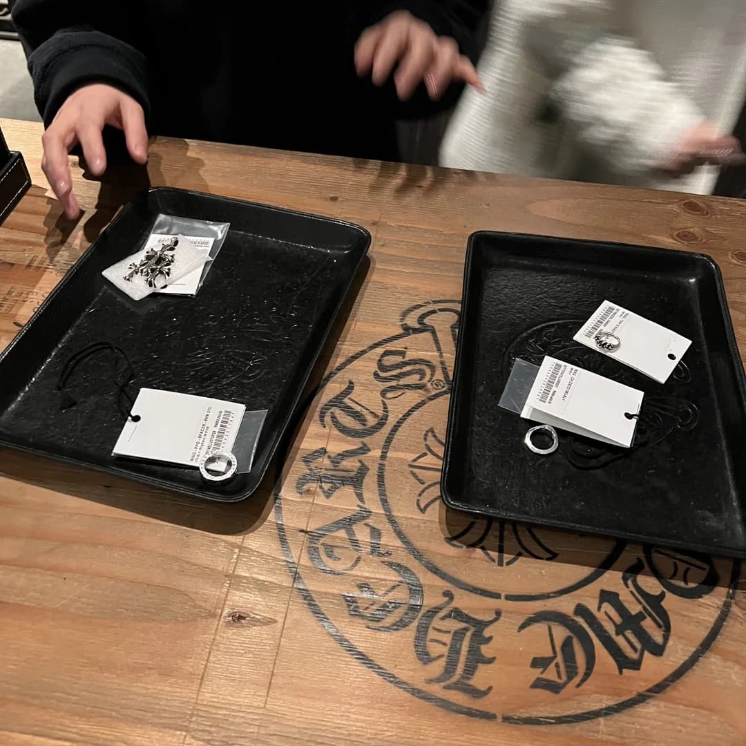 Украшения Chrome Hearts на подносах с бирками в бутике