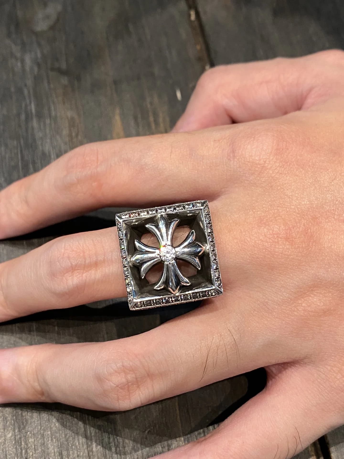 Серебряное кольцо Chrome Hearts с объемным крестом в оправе на руке