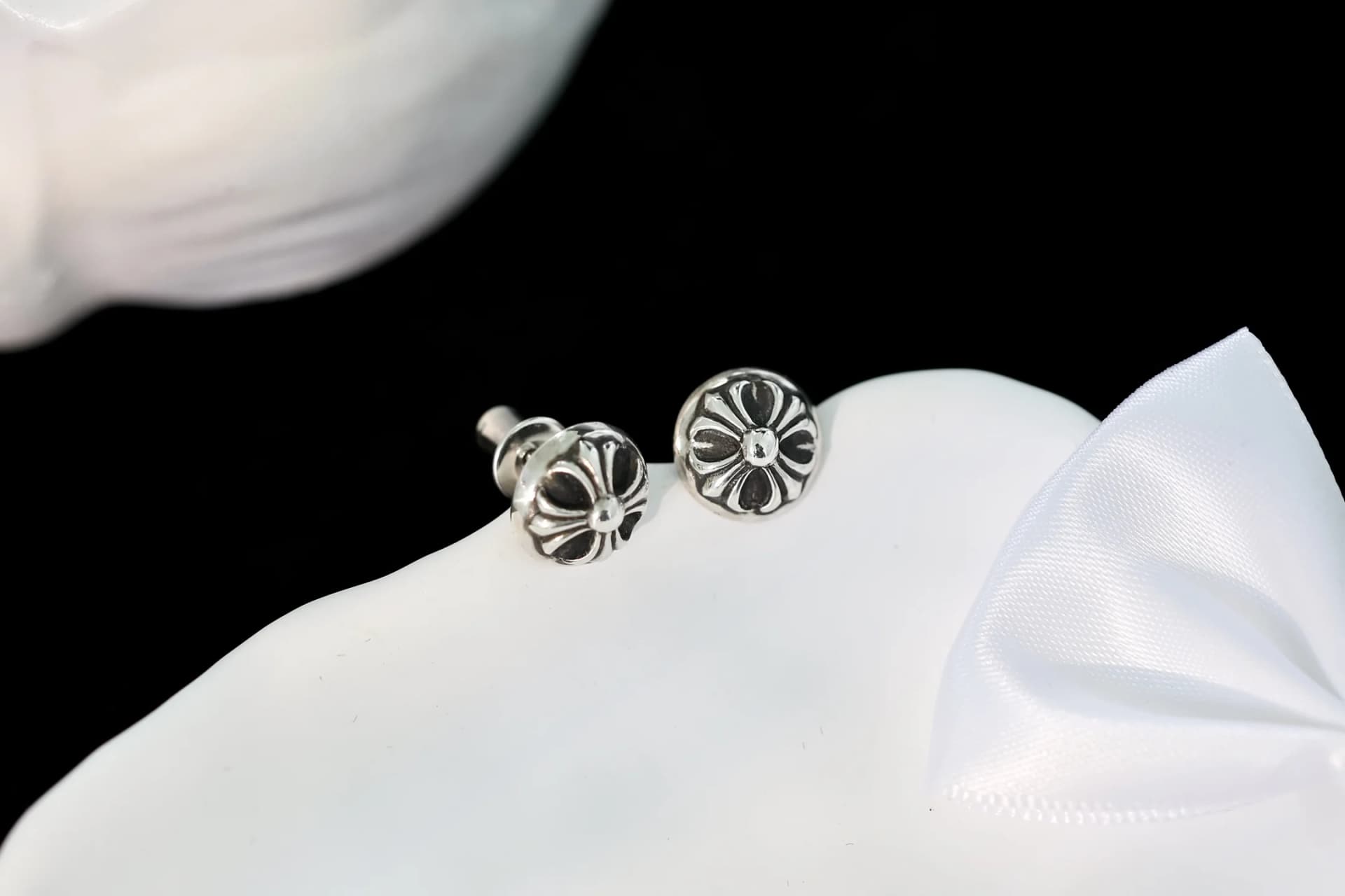 Серьги-гвоздики Chrome Hearts из стерлингового серебра 925 пробы на светлой драпировке