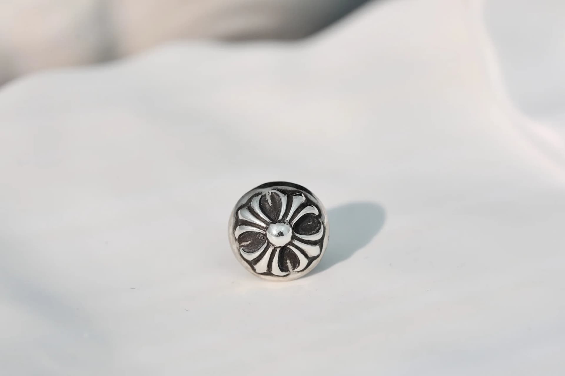 Фронтальный вид серьги Chrome Hearts с резным готическим узором
