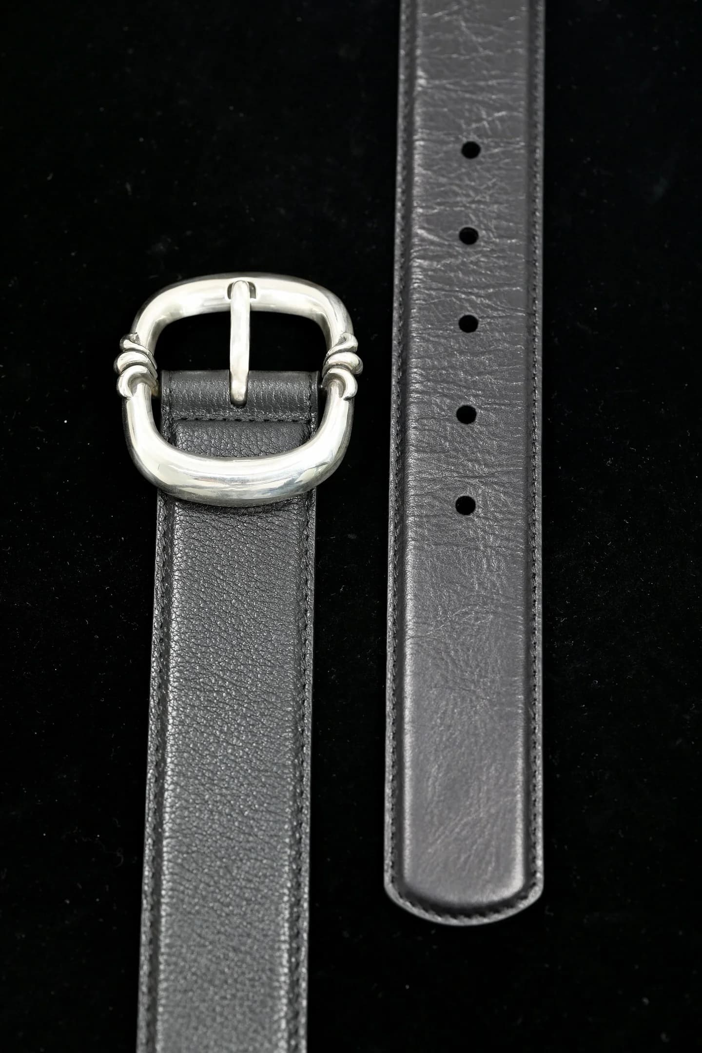 Ремень Chrome Hearts с серебряной овальной пряжкой и отверстиями для регулировки