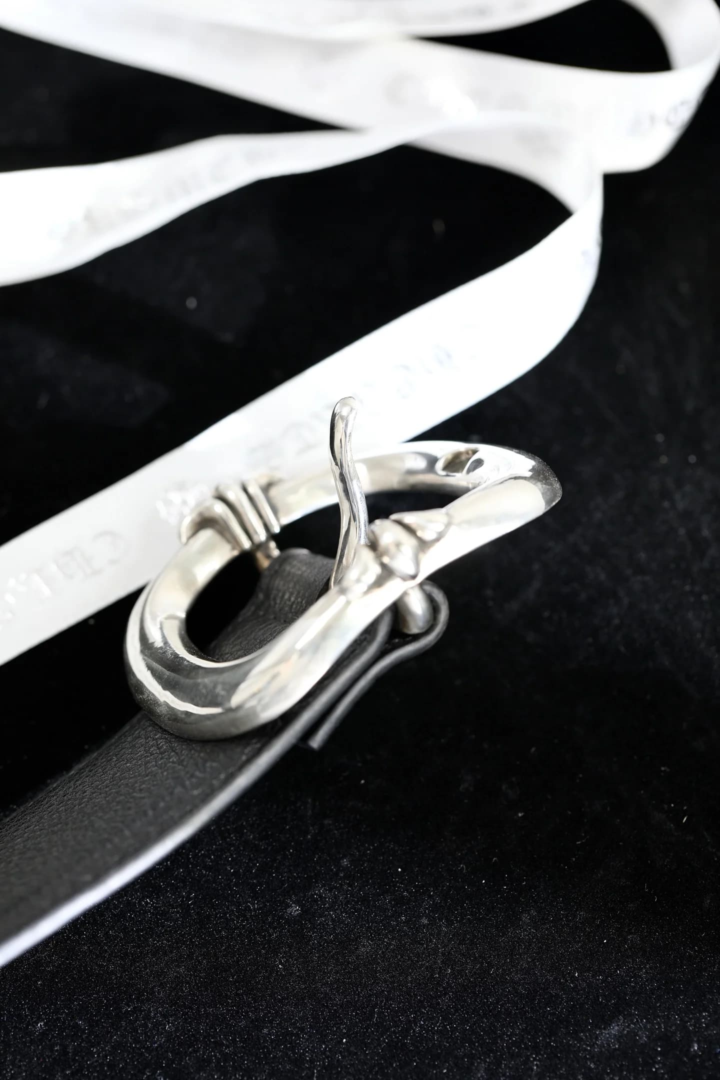 Серебряная пряжка ремня Chrome Hearts в профиль с язычком фиксатора
