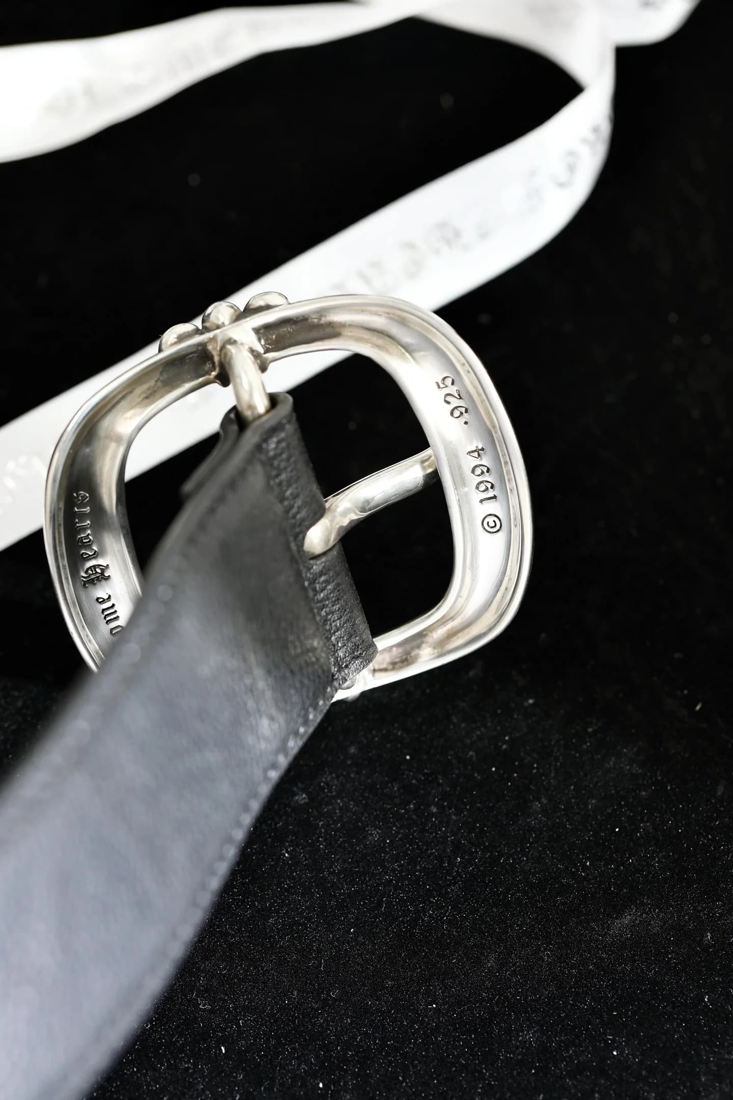Клеймо пробы 925 и фирменная маркировка на обратной стороне пряжки Chrome Hearts