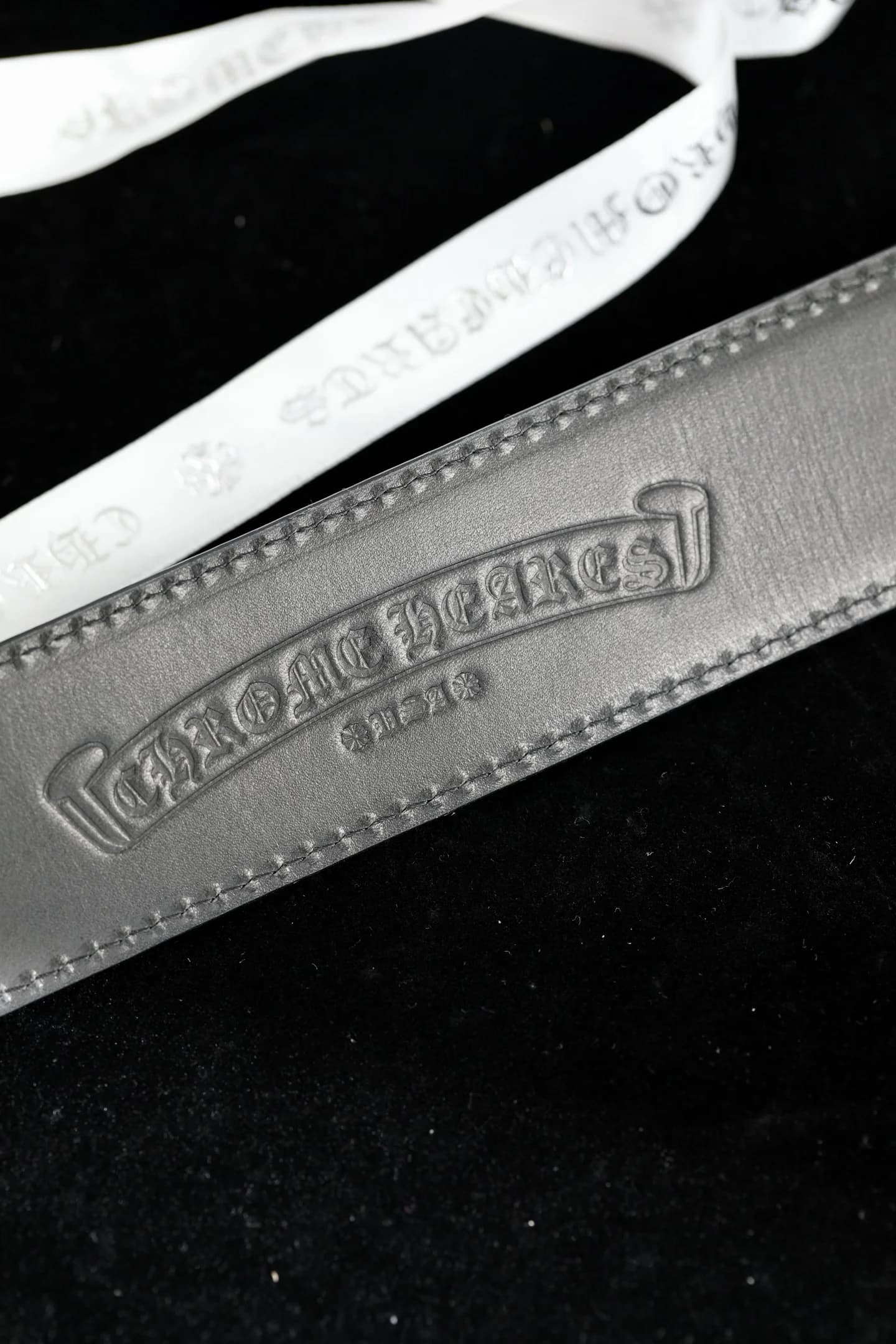 Фирменное тиснение логотипа Chrome Hearts на внутренней стороне кожаного ремня