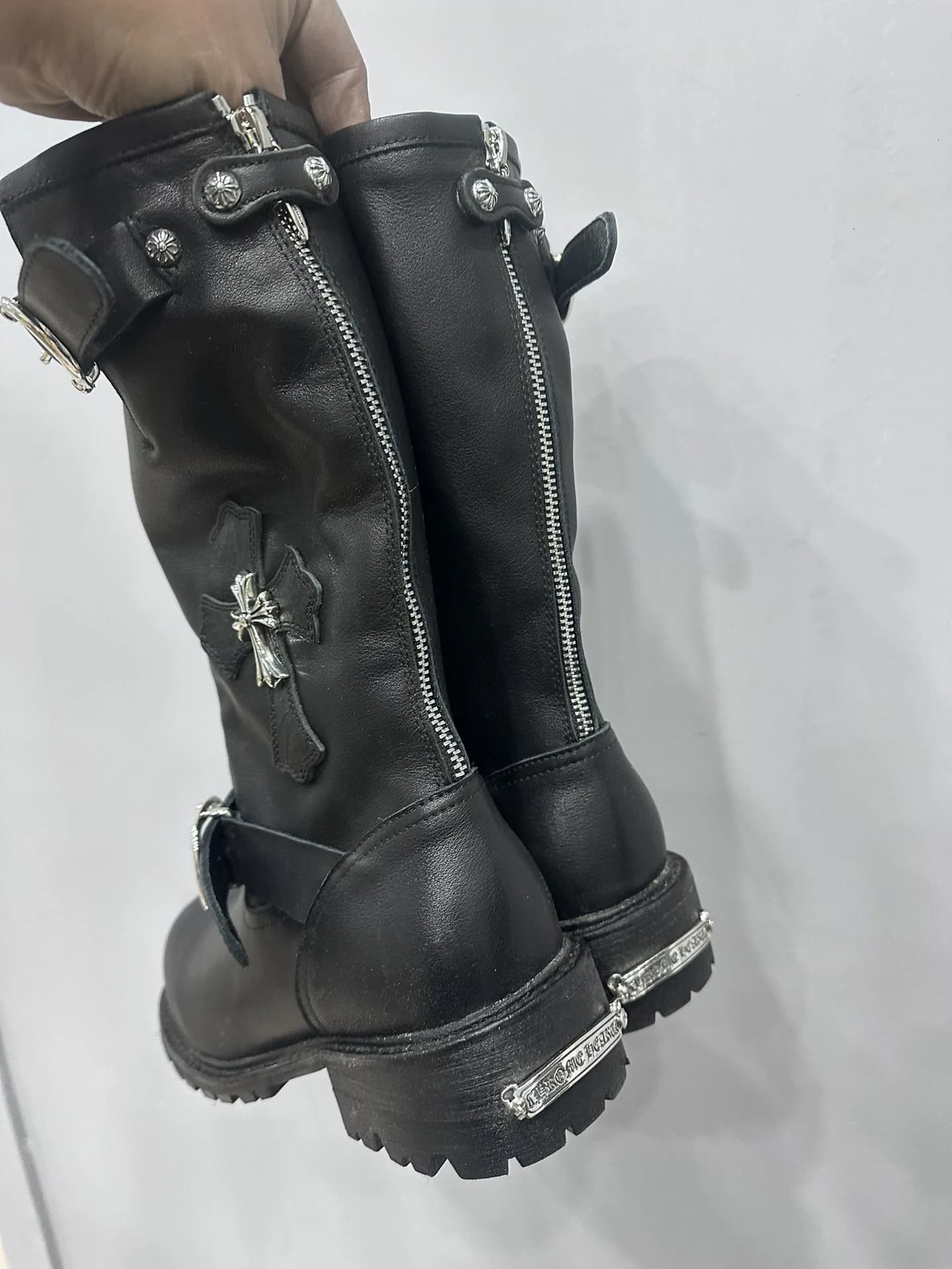 Вид сзади на сапоги Chrome Hearts x Wesco с молнией