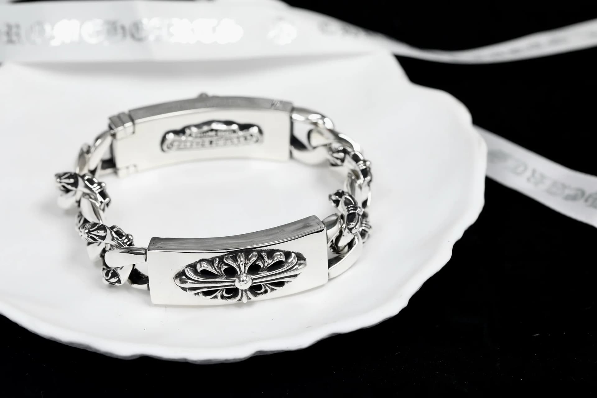 Серебряный браслет Chrome Hearts со стороны пластины Floral Cross