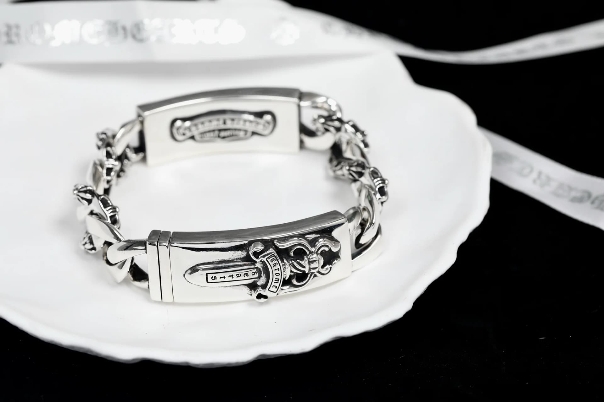 Серебряный браслет Chrome Hearts со стороны пластины Dagger и застежки