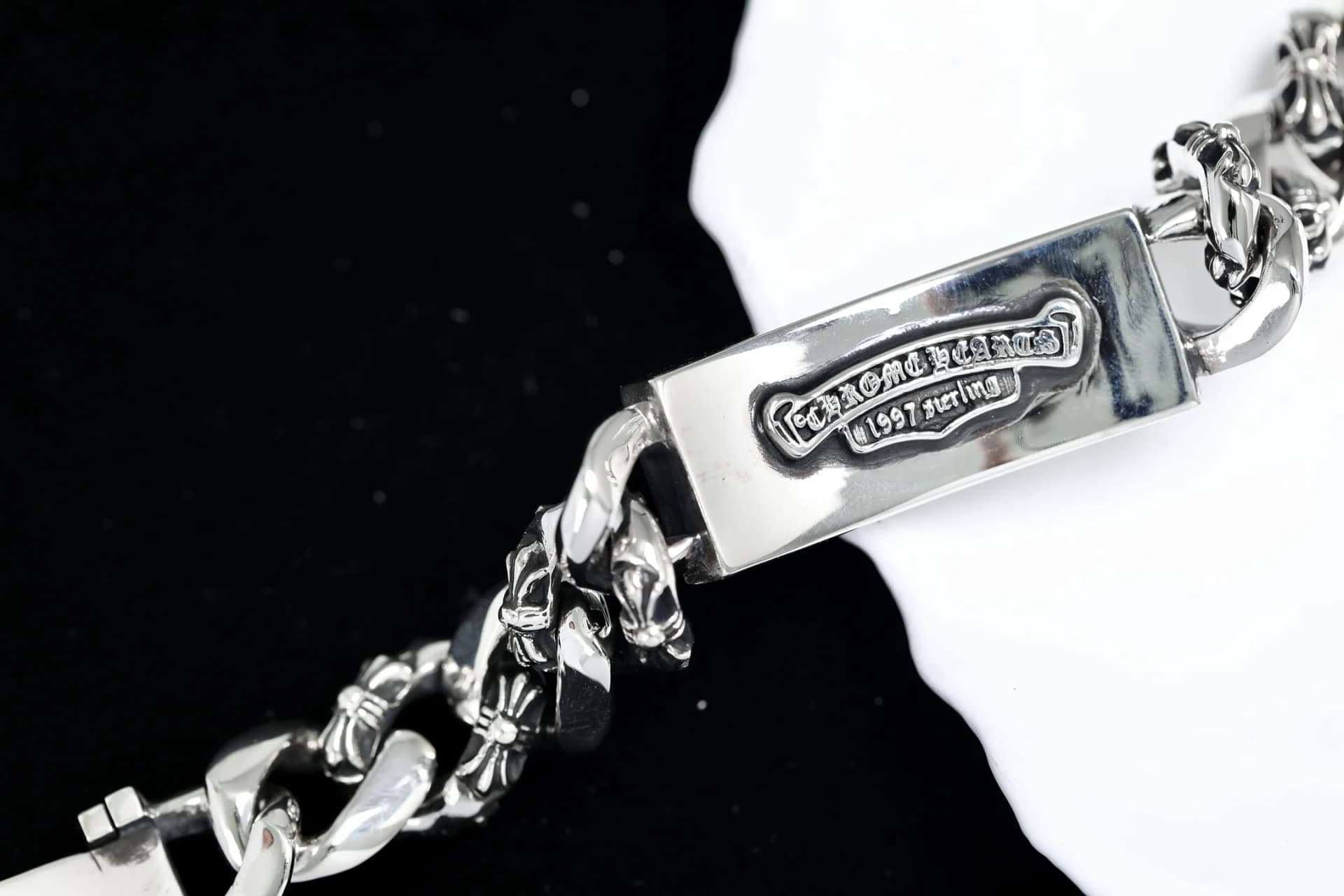 Гравировка бренда Chrome Hearts на обратной стороне серебряной пластины