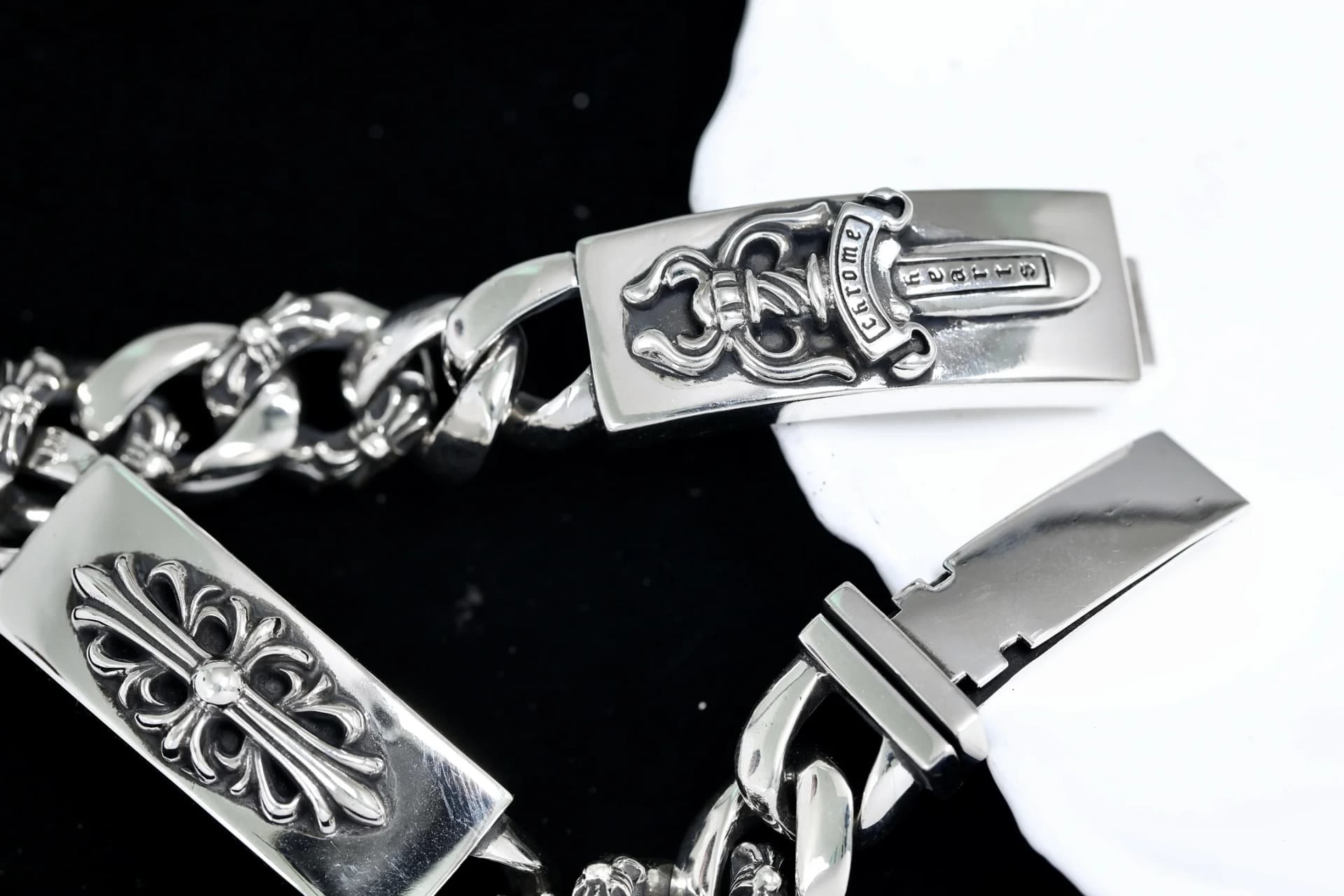 Конструкция коробчатого замка и звеньев серебряного браслета Chrome Hearts