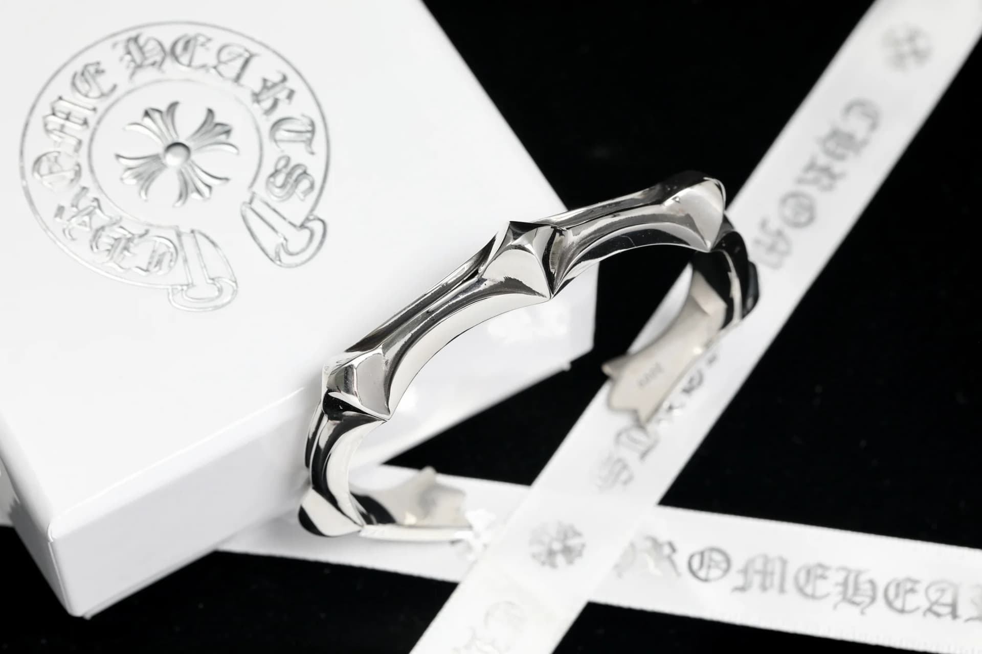 Серебряный браслет-кафф Chrome Hearts Fishbone на фирменной коробке