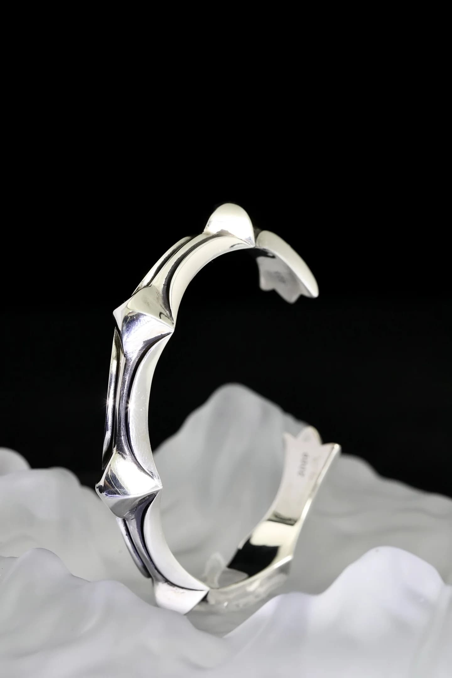 Жесткий серебряный браслет Chrome Hearts Fishbone сбоку
