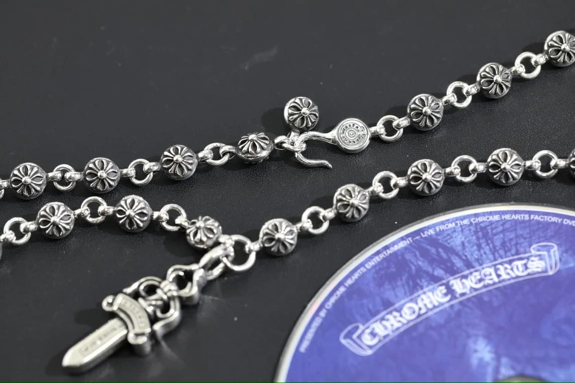 Детали застёжки-крючка и подвески в виде кинжала колье Chrome Hearts