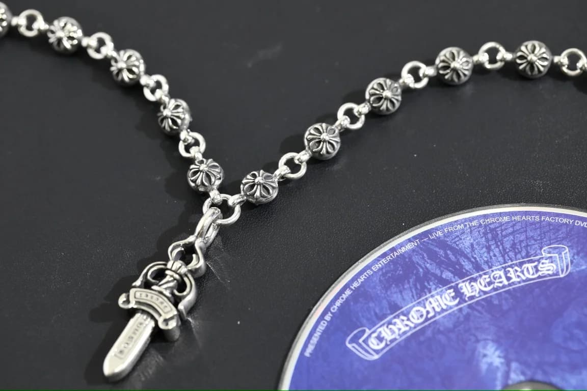 Крупный план серебряной подвески Dagger на цепочке Cross Ball Chrome Hearts