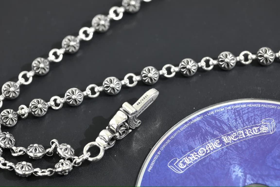 Обратная сторона подвески Dagger с фирменной гравировкой Chrome Hearts