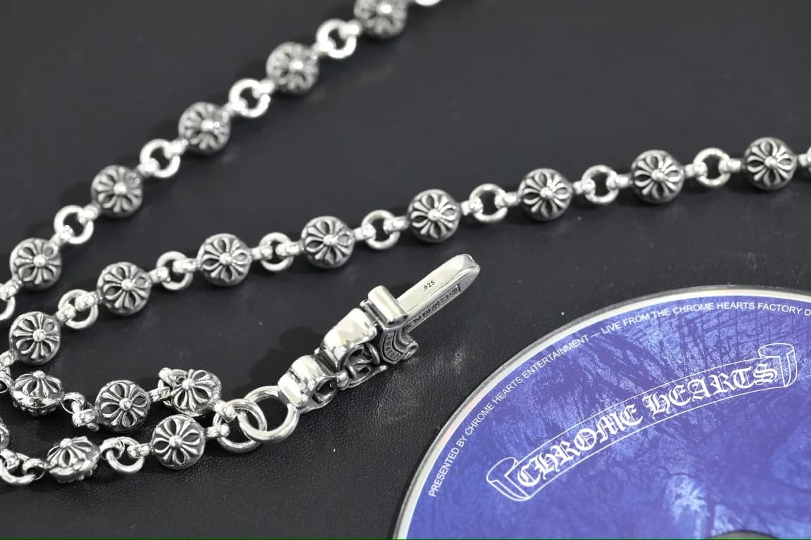 Гравировка и детали исполнения серебряного колье Chrome Hearts