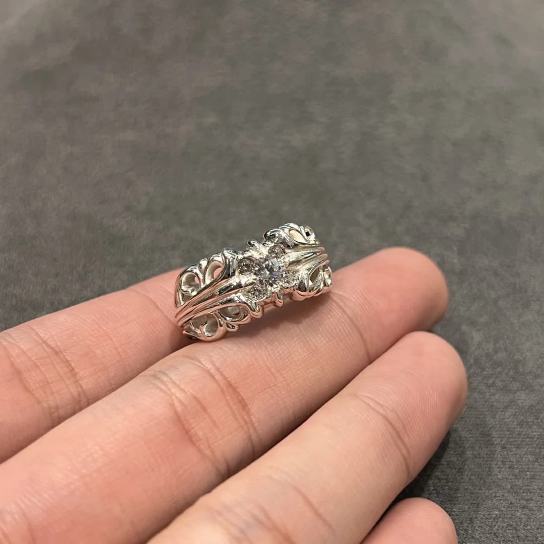 Кольцо Chrome Hearts из серебра 925 пробы с инкрустацией, вид сверху