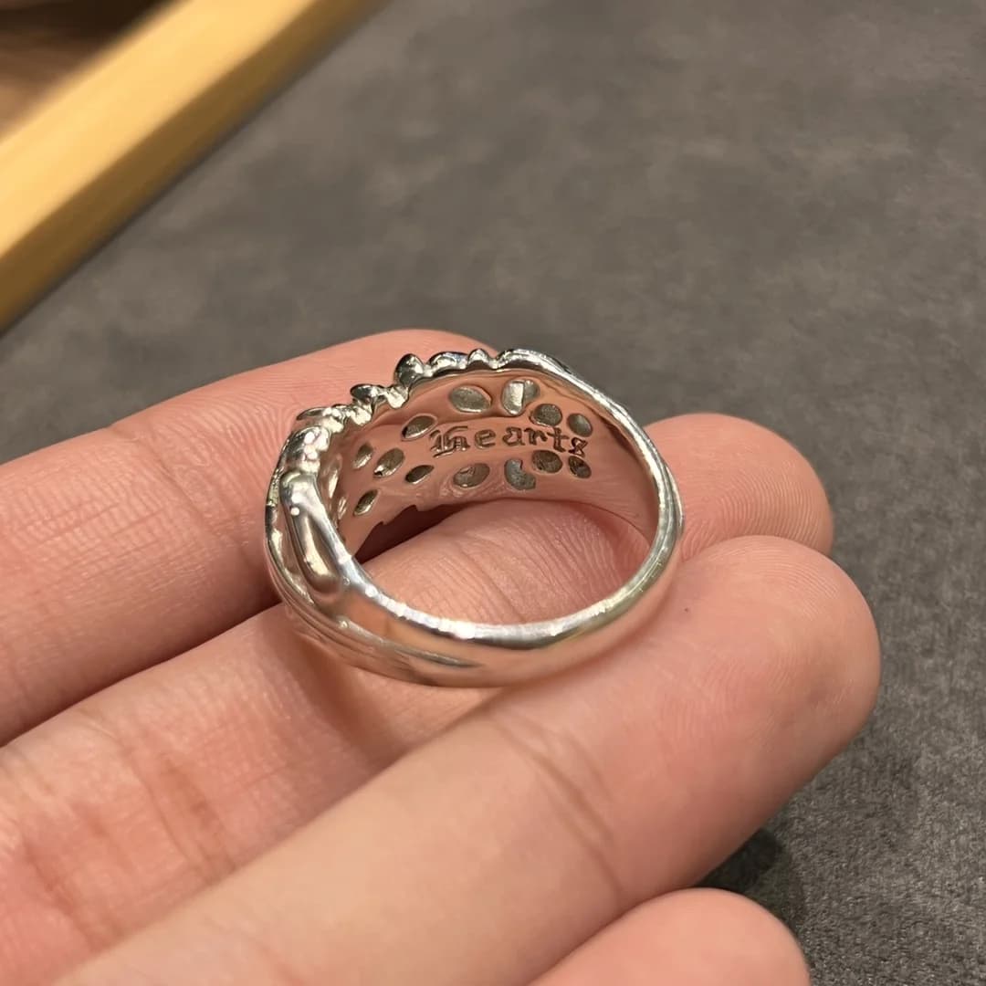 Внутренняя сторона серебряного кольца с гравировкой Hearts