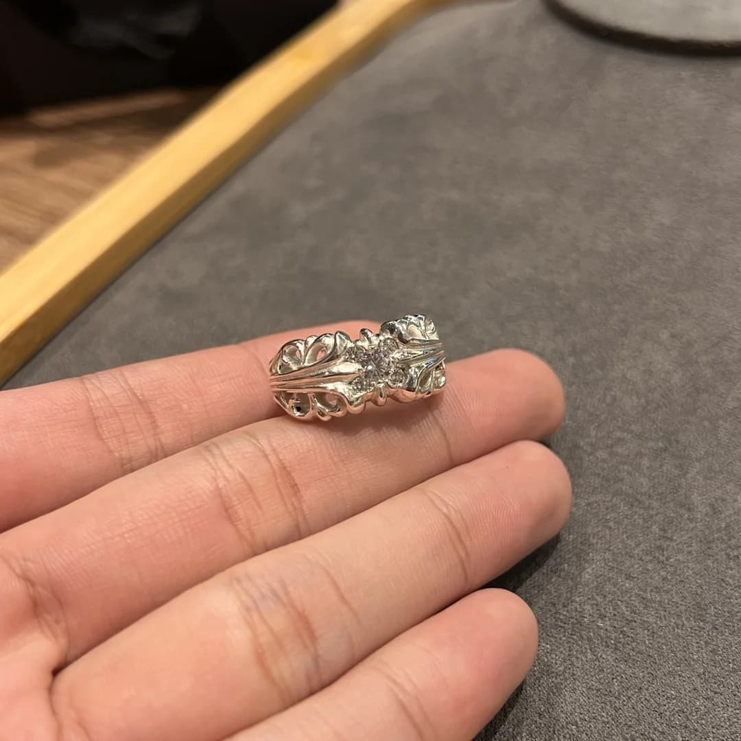Серебряное кольцо Chrome Hearts с кристаллами на ладони