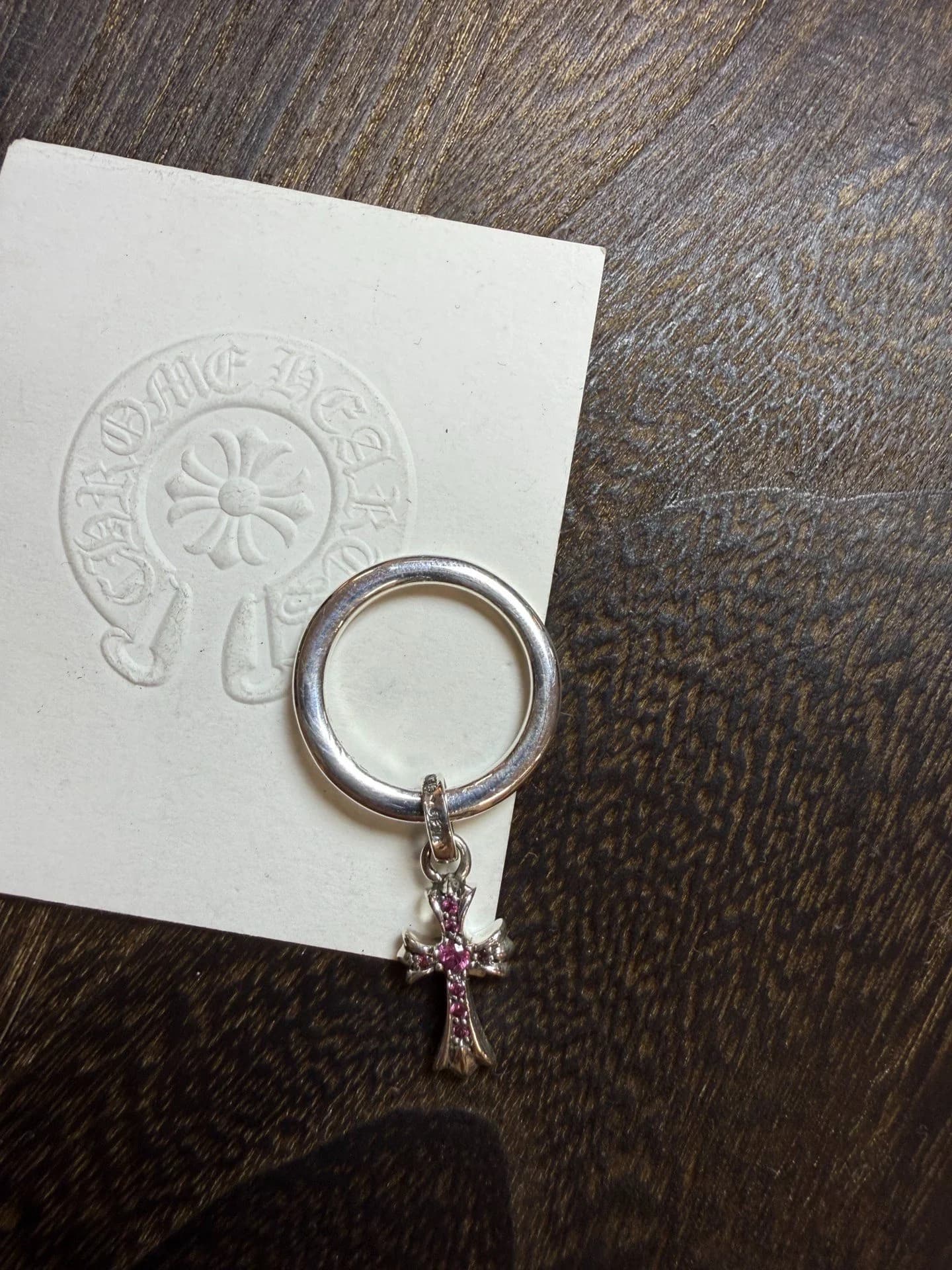 Кольцо Chrome Hearts с крестом Baby Fat на фирменном белом конверте бренда