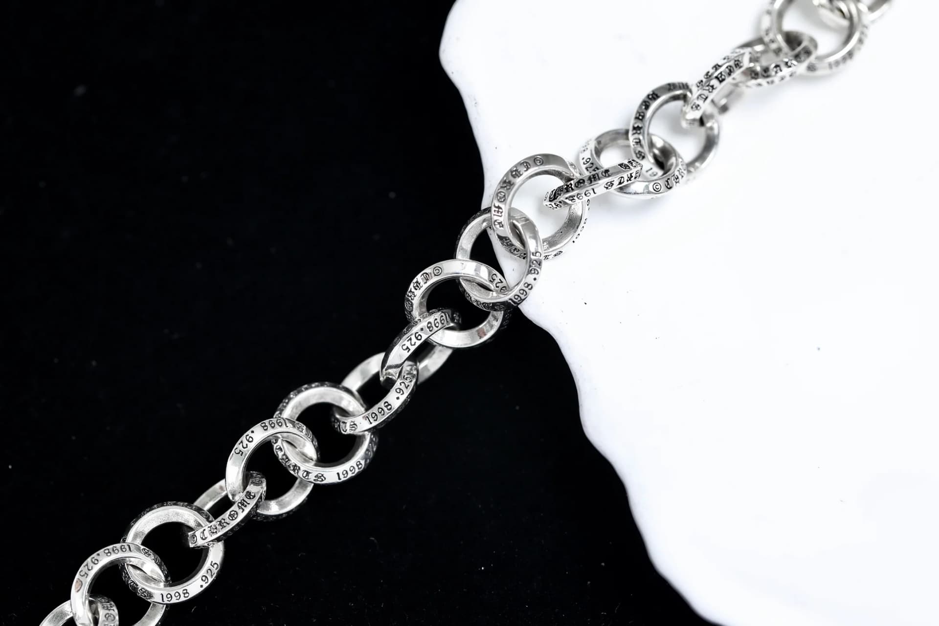 Звенья браслета Chrome Hearts с фирменной гравировкой крупным планом