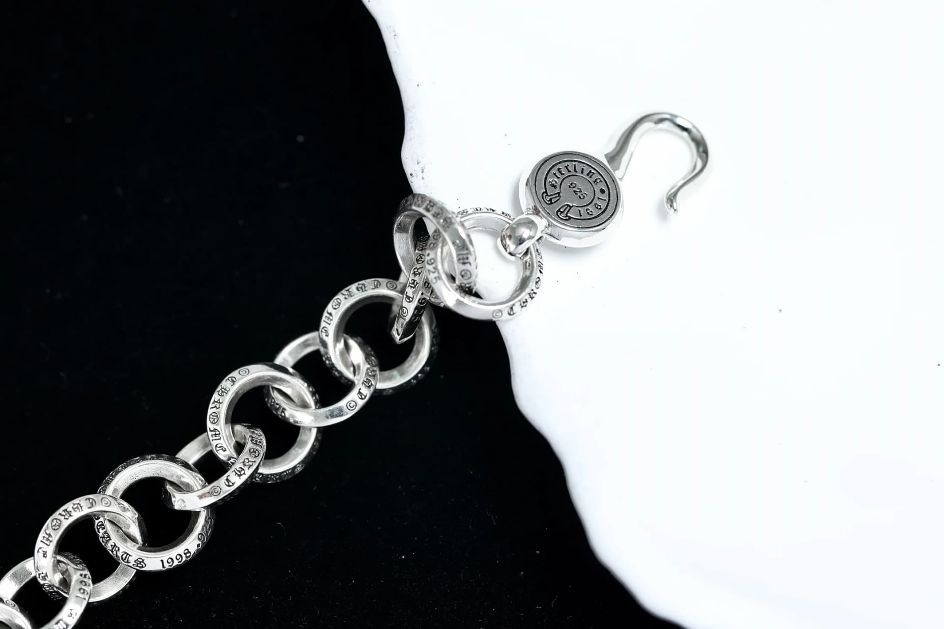 Детали замка и круглого медальона серебряного браслета Chrome Hearts