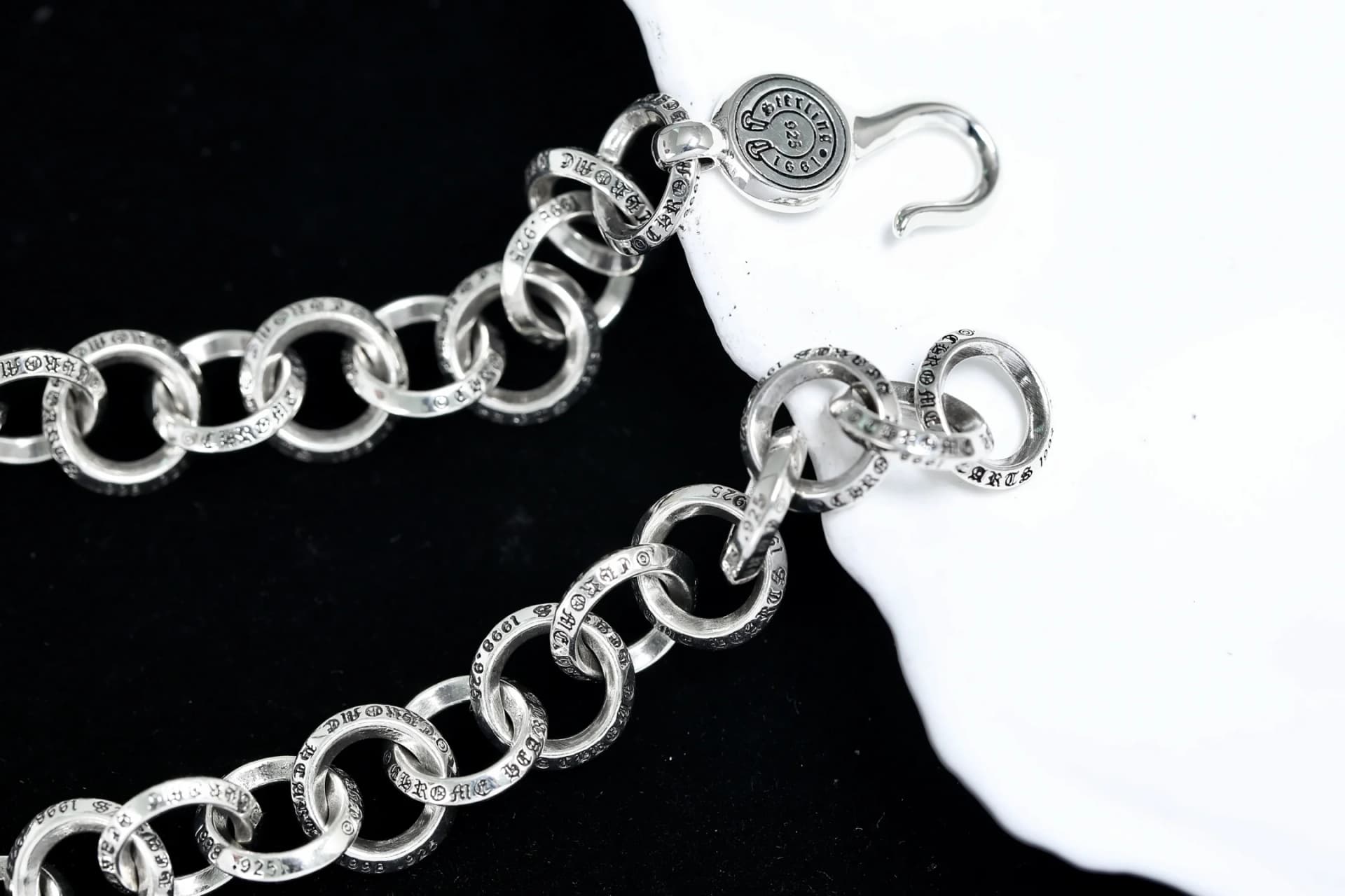 Фактурные звенья цепи и замок-крючок браслета Chrome Hearts