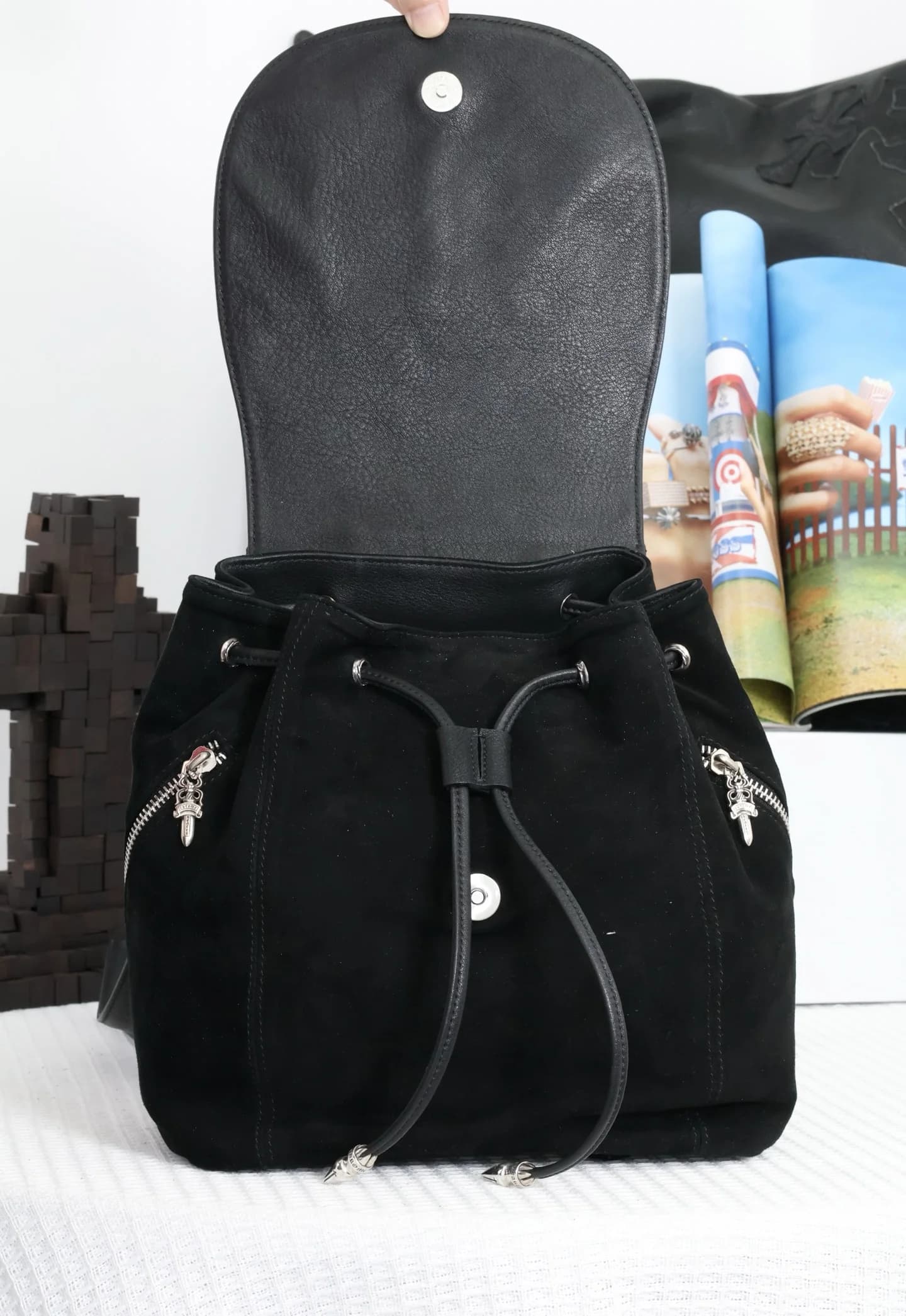Рюкзак Chrome Hearts с открытым кожаным клапаном и затяжкой на шнурке