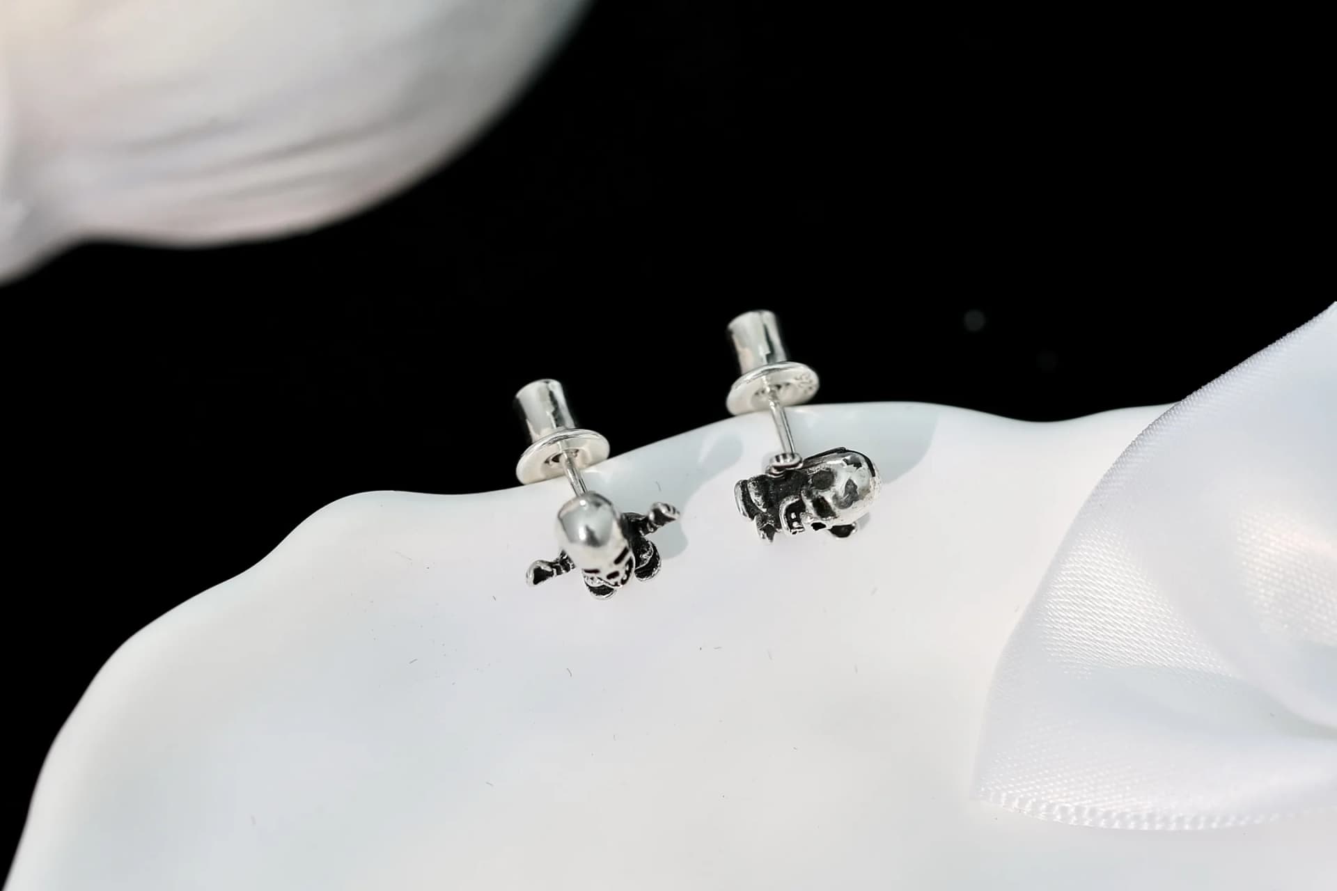 Серебряные серьги-гвоздики Chrome Hearts Skull с застежками-зажимами