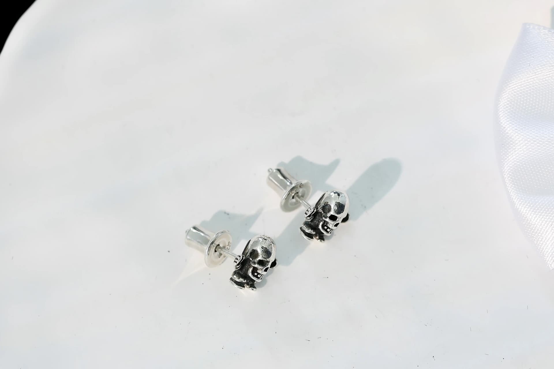 Пара серег Chrome Hearts Skull из серебра 925 пробы на белом фоне