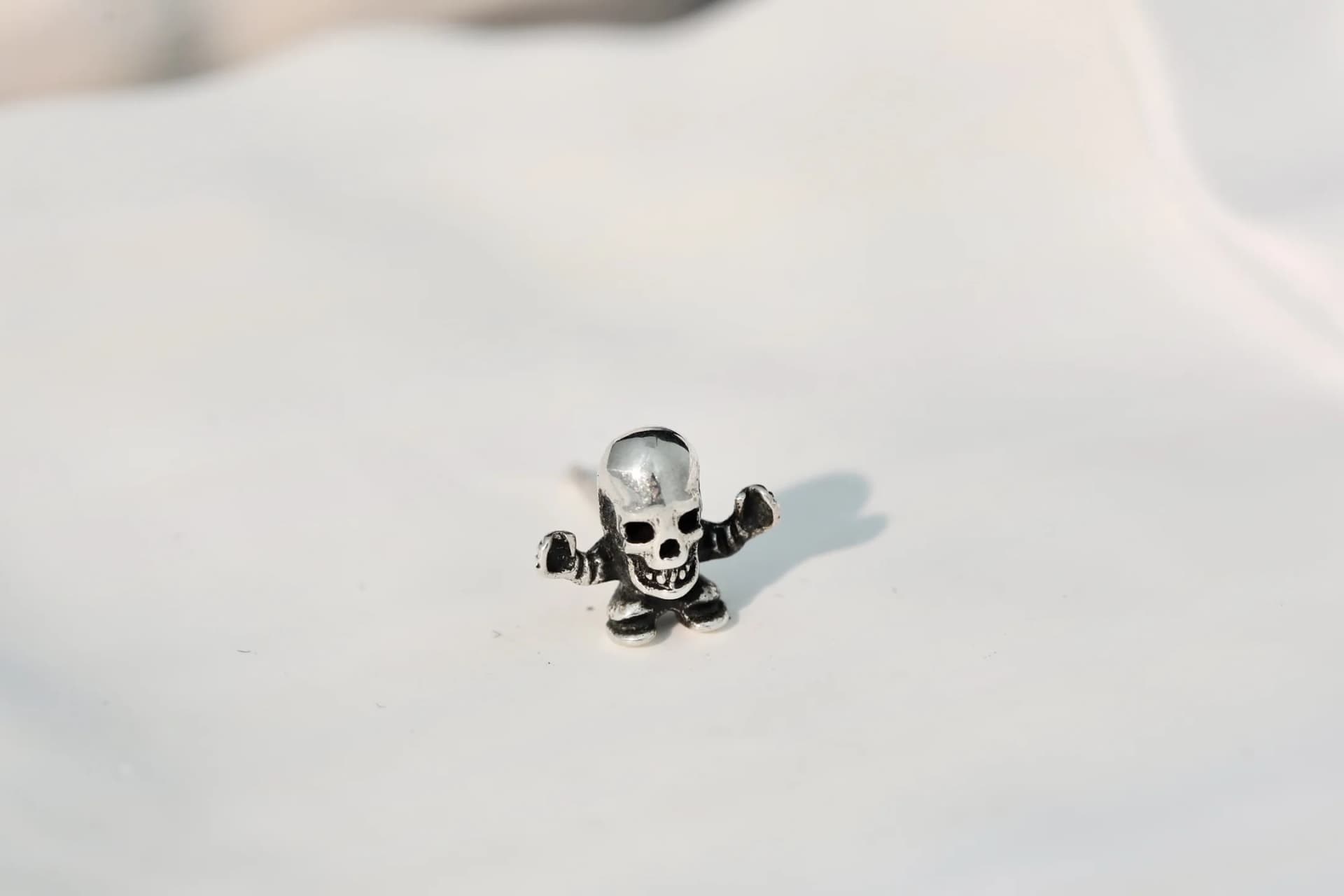 Серьга-пусет Chrome Hearts Skull в виде фигурки скелета, вид спереди