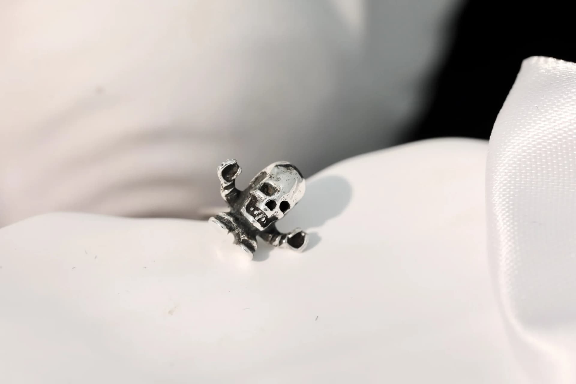 Серебряная пусета Chrome Hearts Skull в ракурсе три четверти