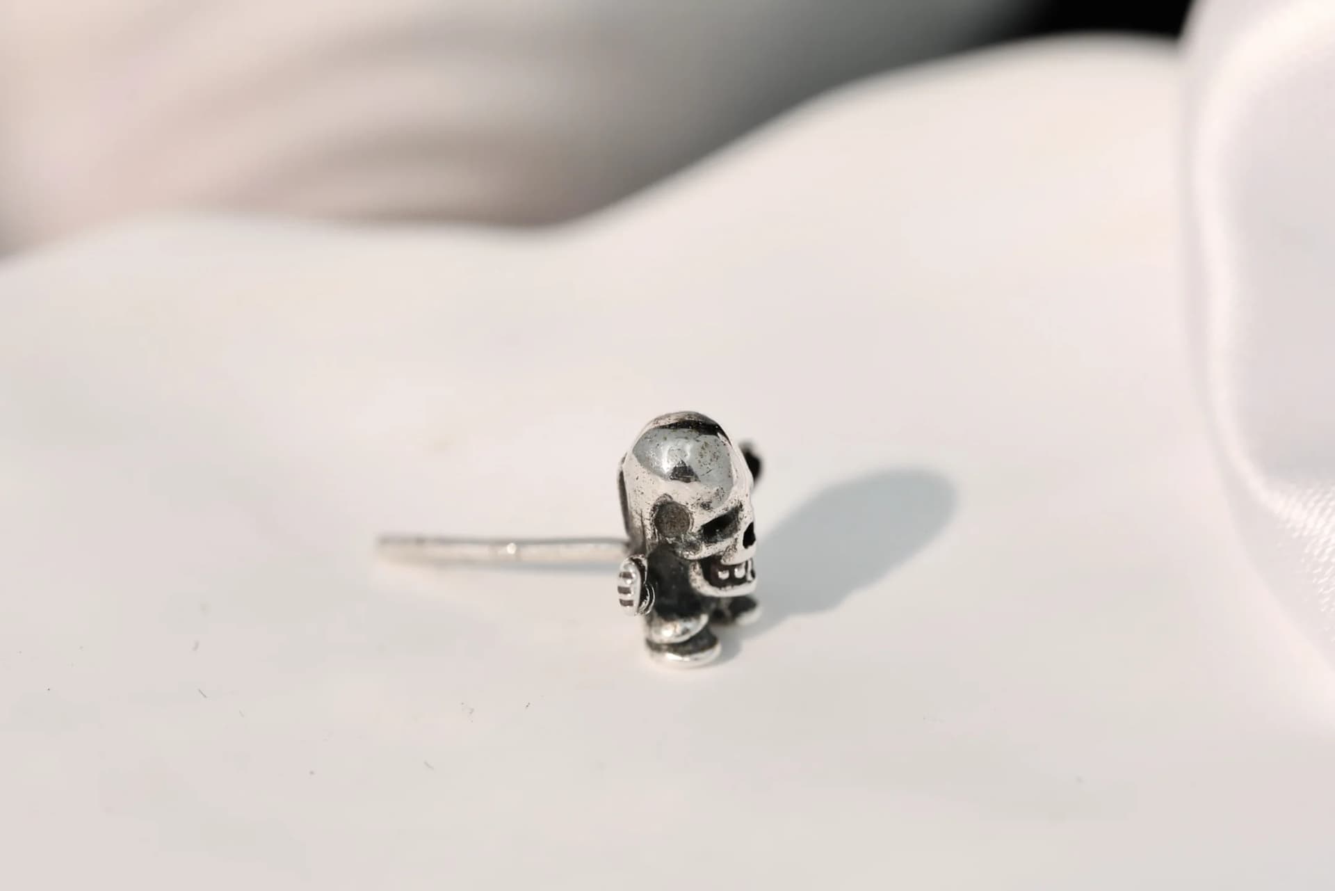Серьга-гвоздик Chrome Hearts Skull, вид сбоку