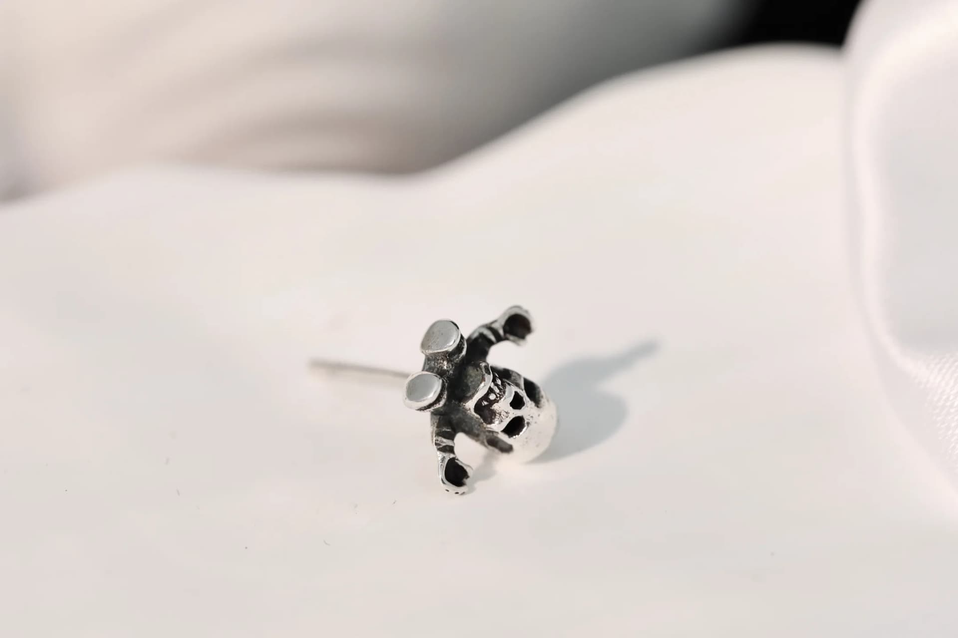 Детализация рельефа серебряной серьги Chrome Hearts Skull