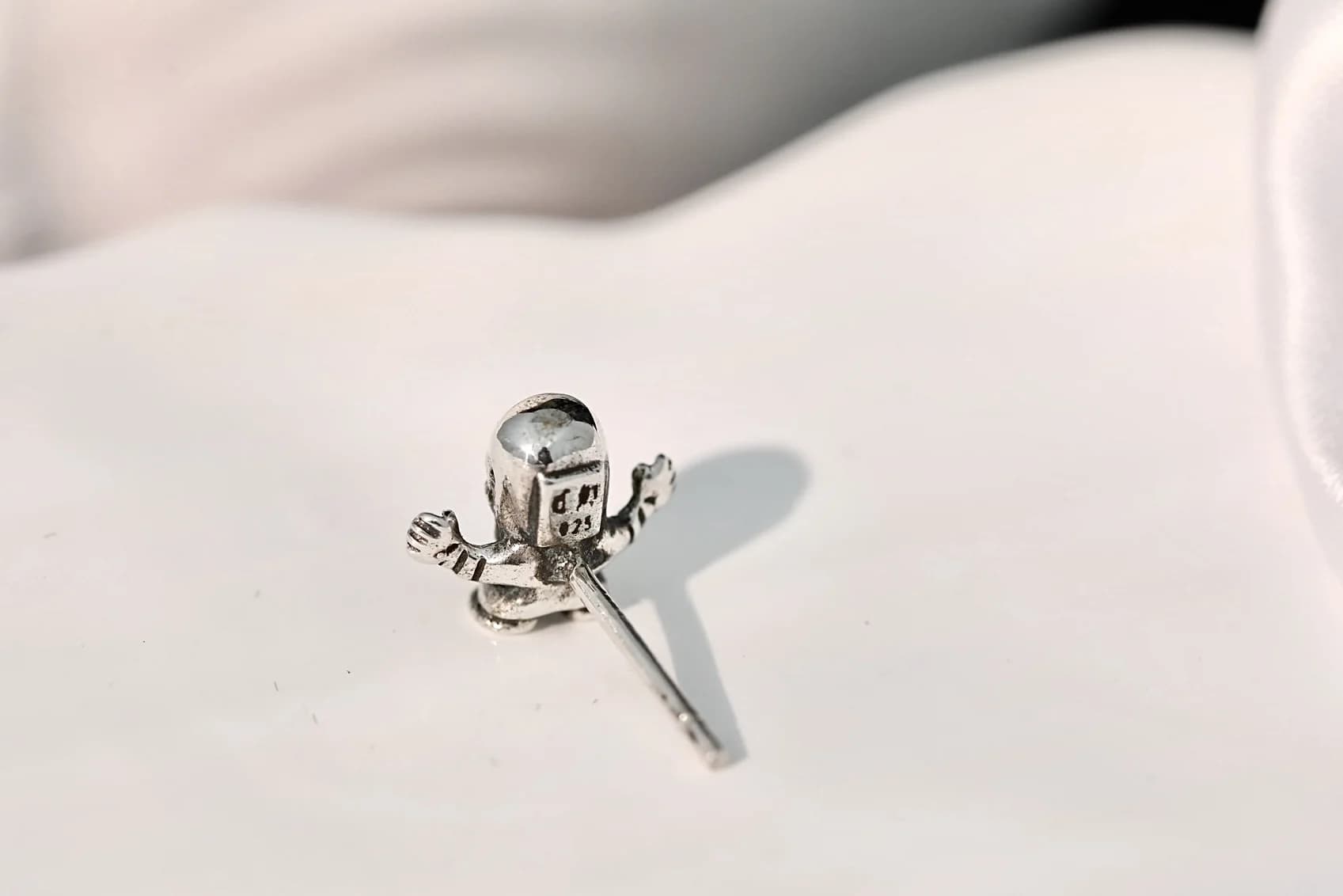 Гравировка пробы на обратной стороне серьги Chrome Hearts Skull