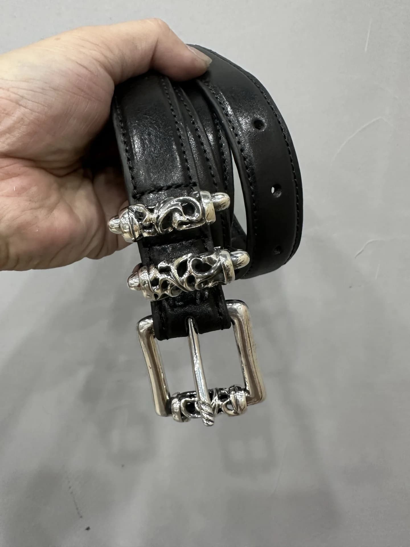 Свернутый черный кожаный ремень Chrome Hearts Vine Roller