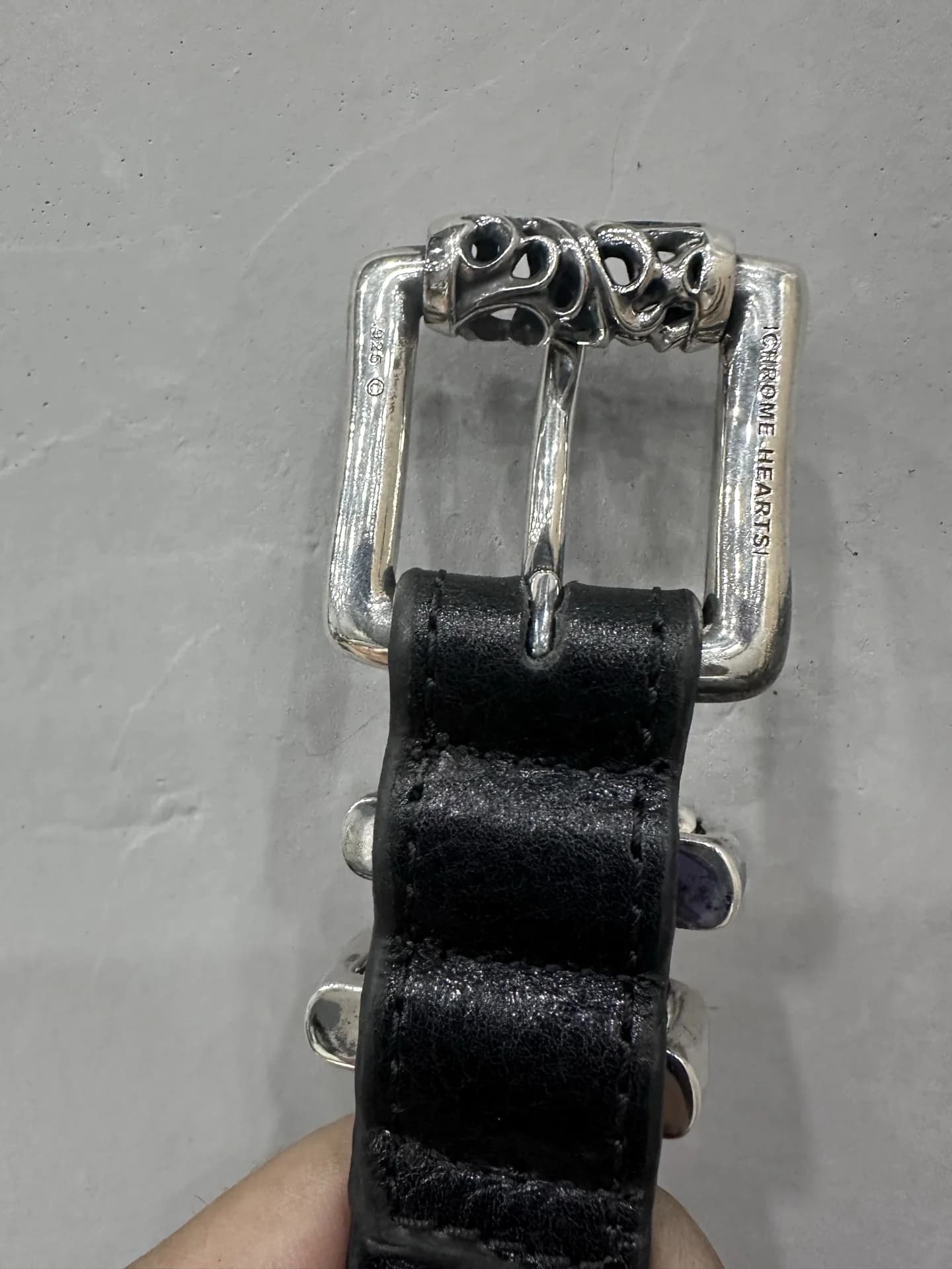 Прямоугольная серебряная пряжка ремня Chrome Hearts с фирменной гравировкой