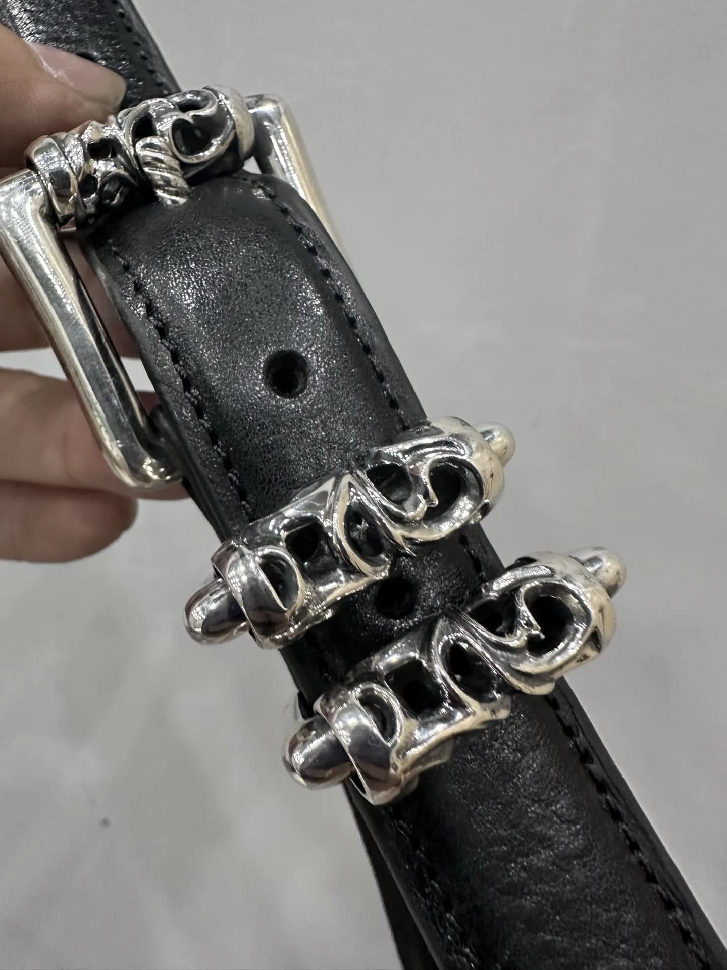 Деталь серебряных шлевок Vine Roller на кожаном ремне Chrome Hearts