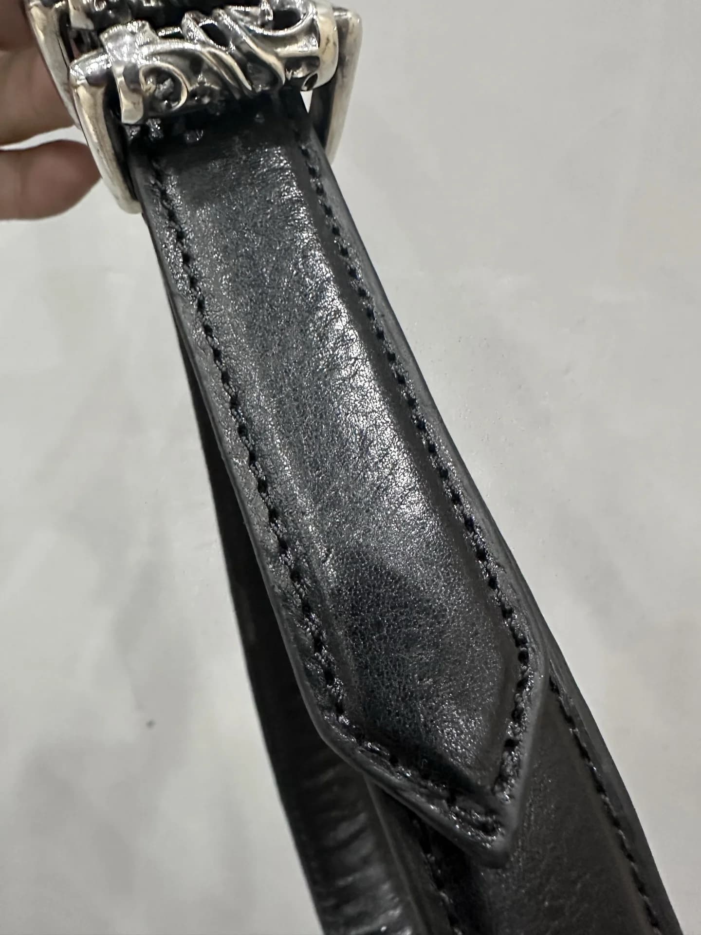 Кожаный край ремня Chrome Hearts с аккуратной строчкой в тон