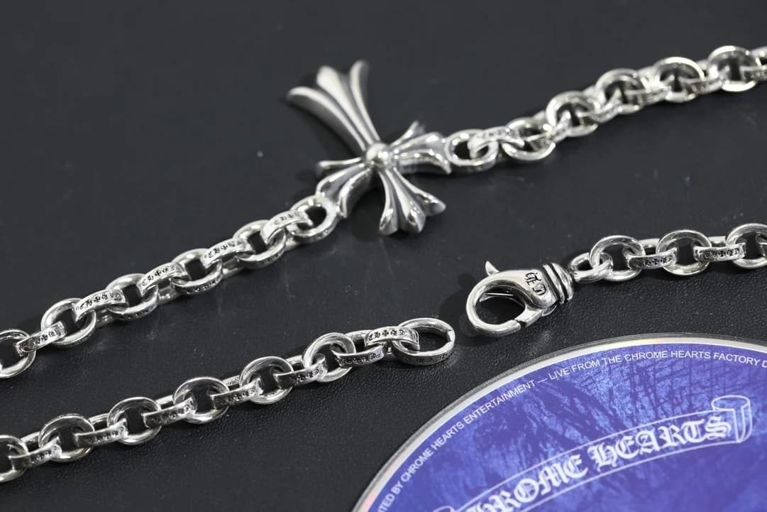 Фактурные звенья цепи и застежка колье Chrome Hearts