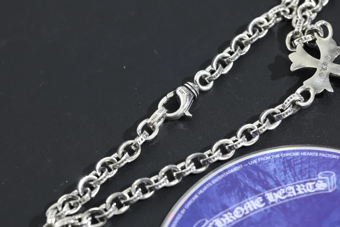 Крупный план замка-карабина серебряного колье Chrome Hearts