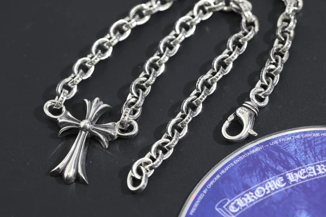 Сложенное серебряное колье Chrome Hearts с крестом и замком