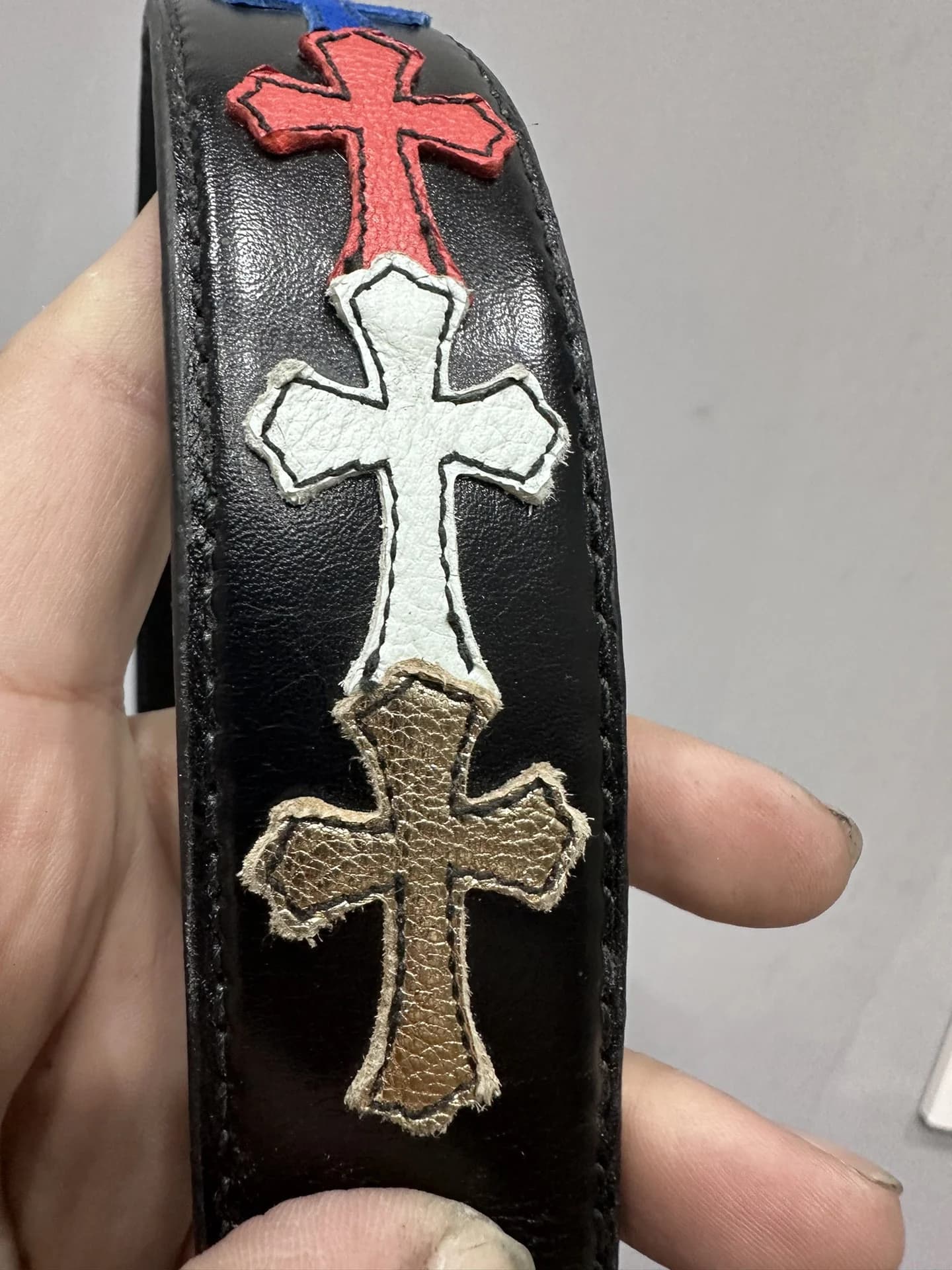 Разноцветные нашивки в виде крестов на черном кожаном ремне Chrome Hearts